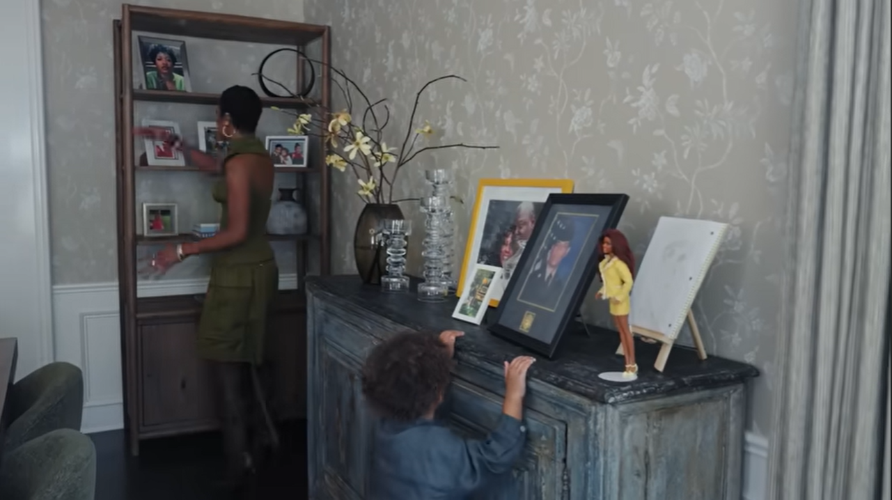 According to Palmer, her mother sometimes arrives with new pictures and hangs them throughout the property. | Source: YouTube/@Archdigest