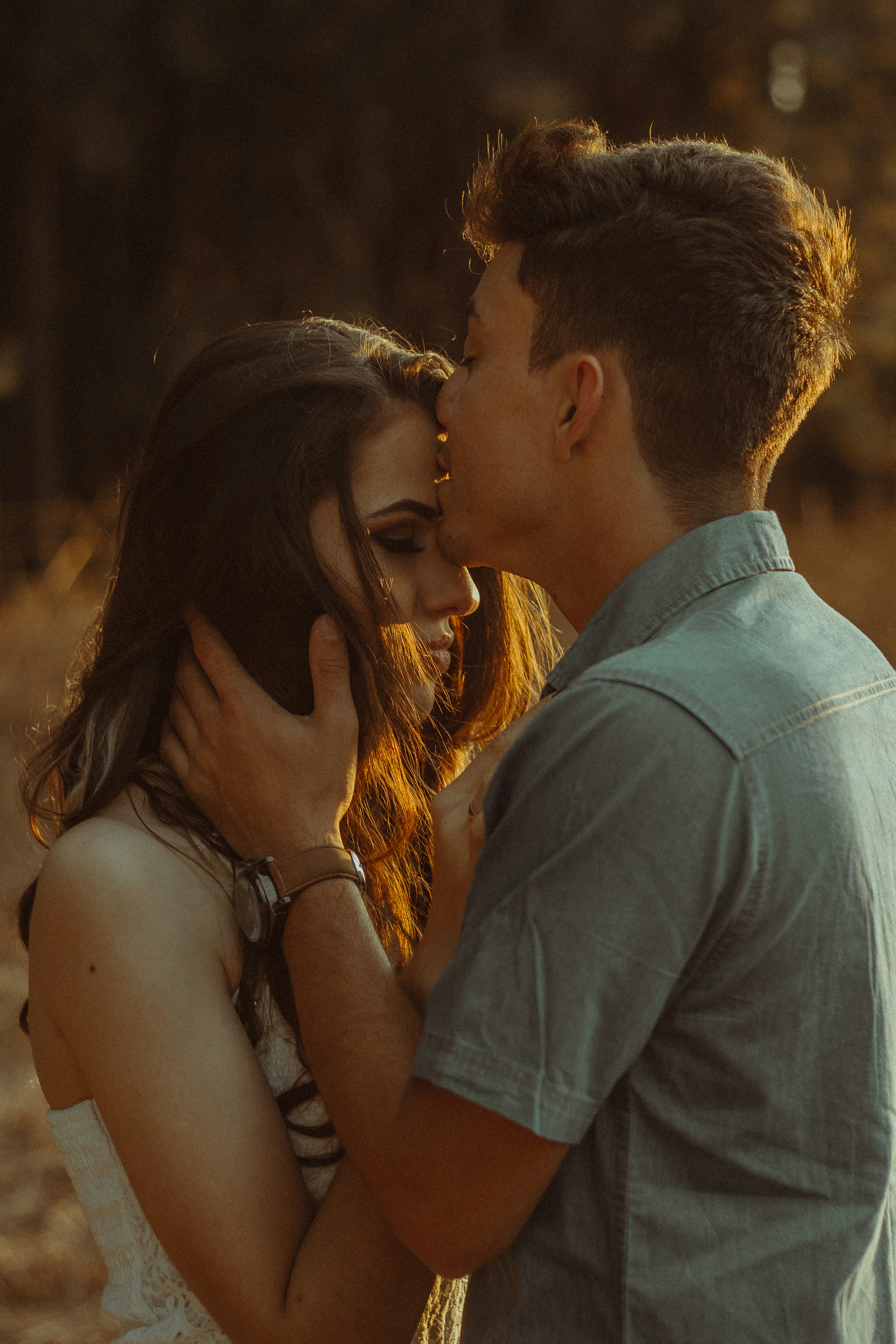 A man kissing his partner's forehead | Source: Unsplash