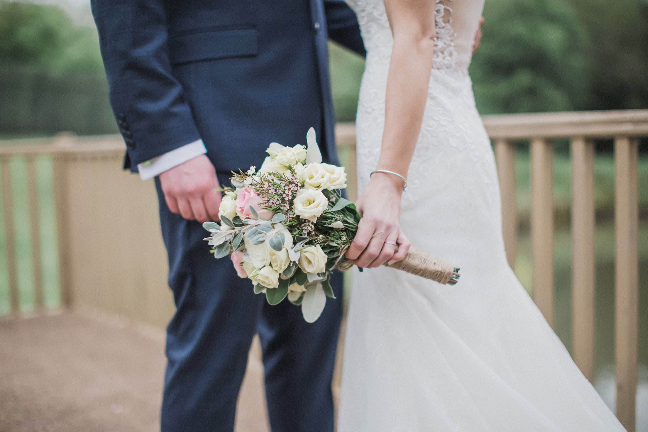 Un hombre y una mujer en el día de su boda. | Foto: Getty Images