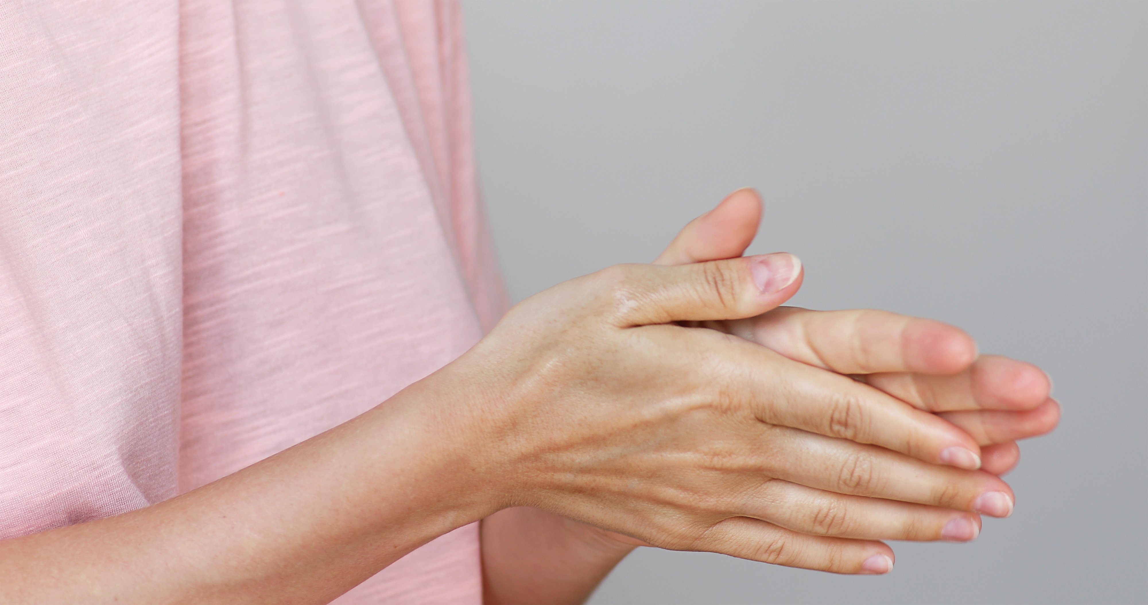 A woman rubbing her hands together | Photo: Shutterstock