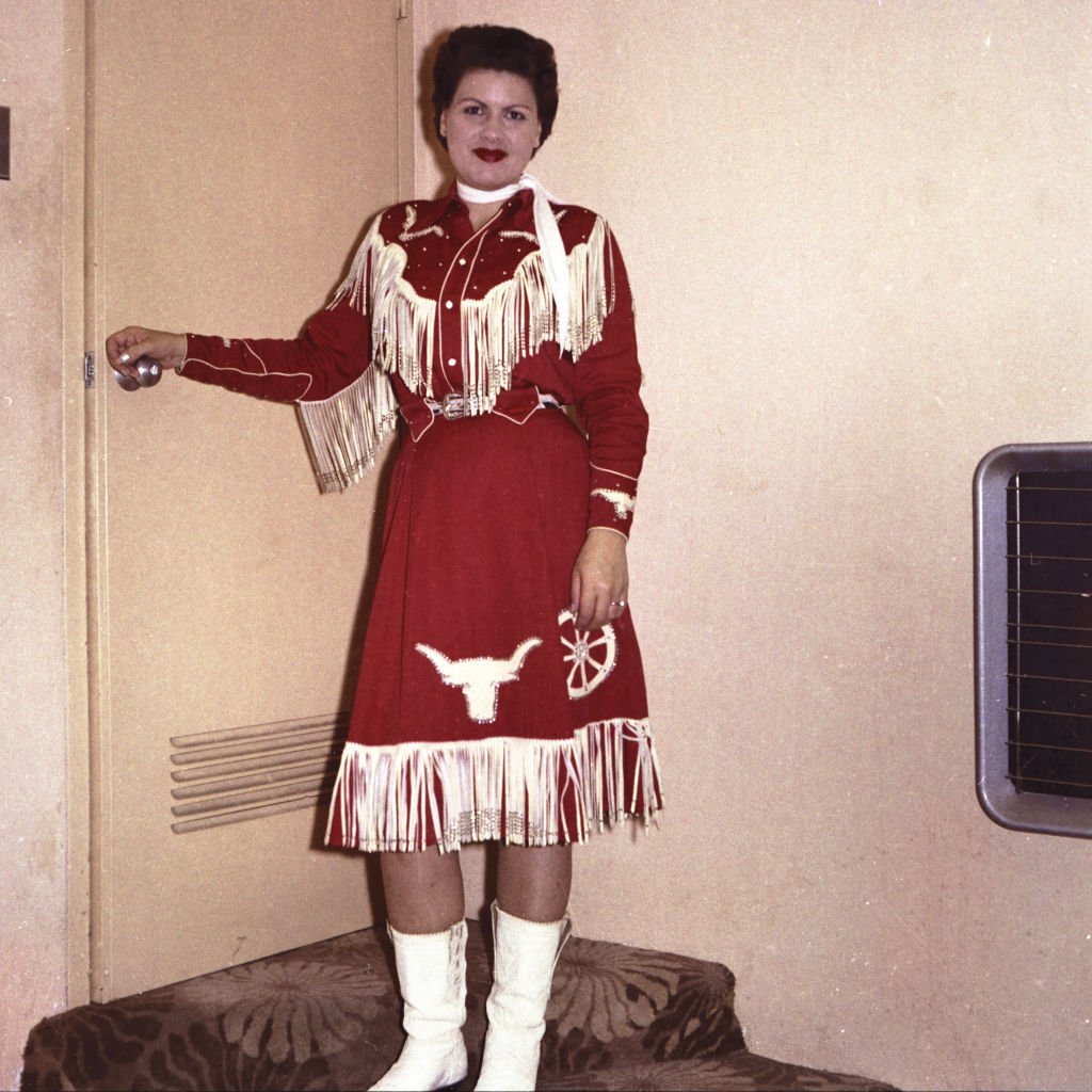 Patsy Cline poses backstage at the Riverside Ball Room in Phoenix in 1960 | Photo: Getty Images