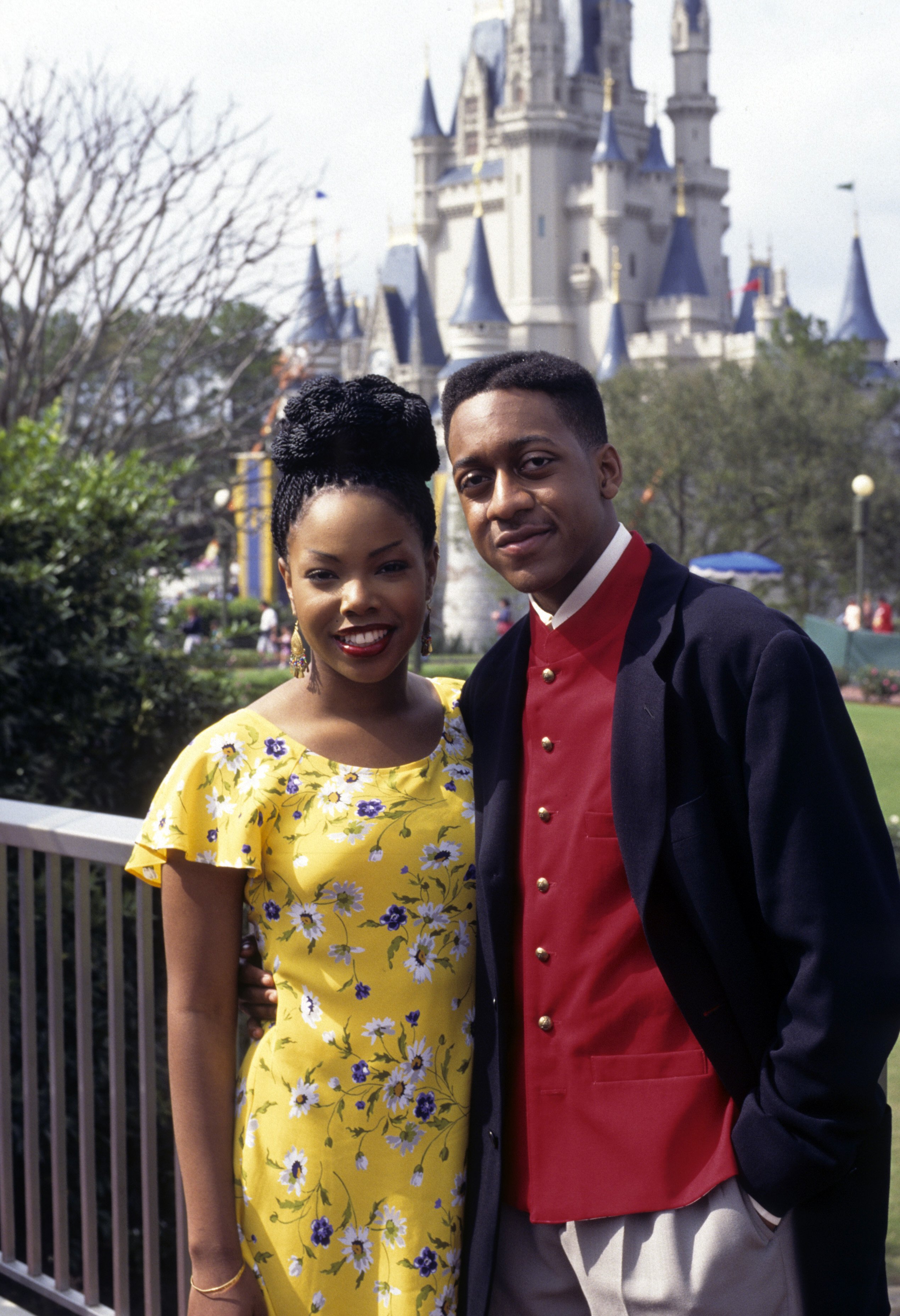 Kellie S. Williams and Jaleel White on the set of "We're Going to Disney World" that aired on April 28, 1995 | Photo: Getty Images 