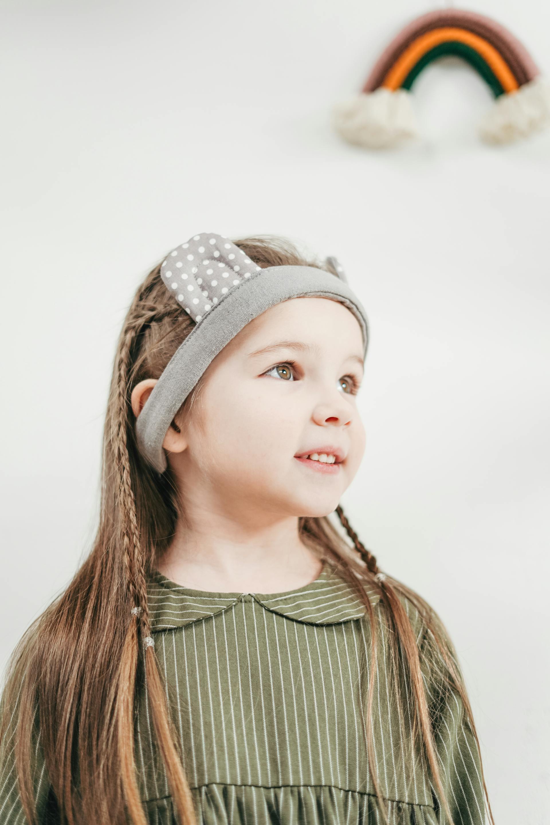 Side view of a happy little girl smiling | Source: Pexels