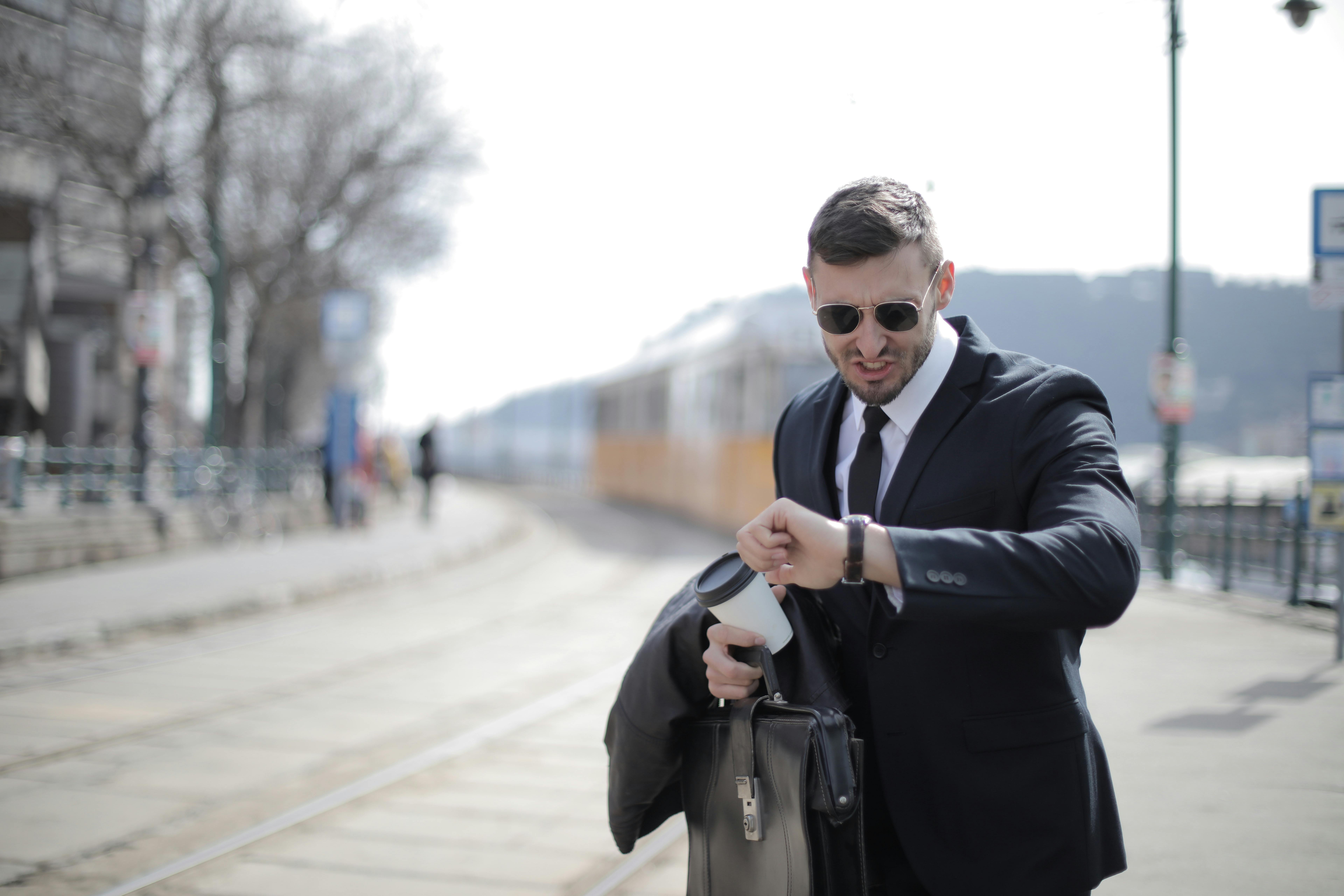 A rushing businessman looking at his watch | Source: Andrea Piacquadio on Pexels