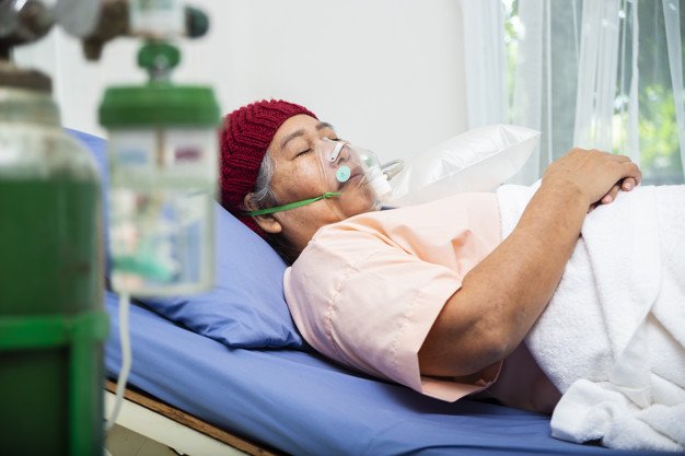 Paciente postrada en una cama de hospital. │Foto: Freepik