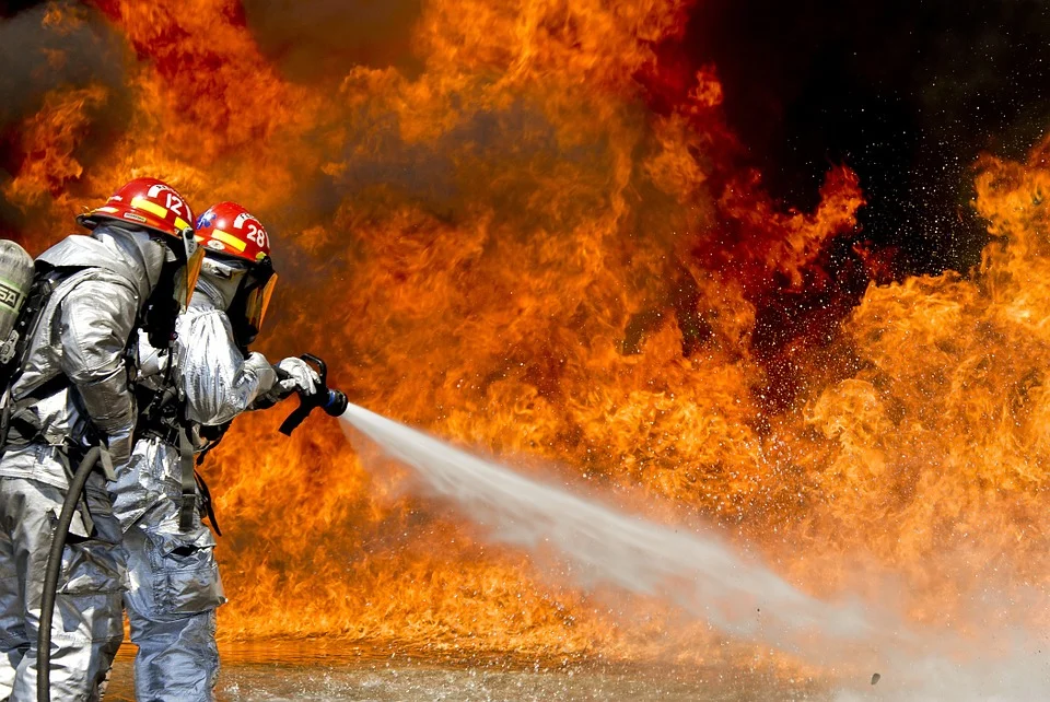 Bomberos combatiendo un incendio. | Foto: Pixabay