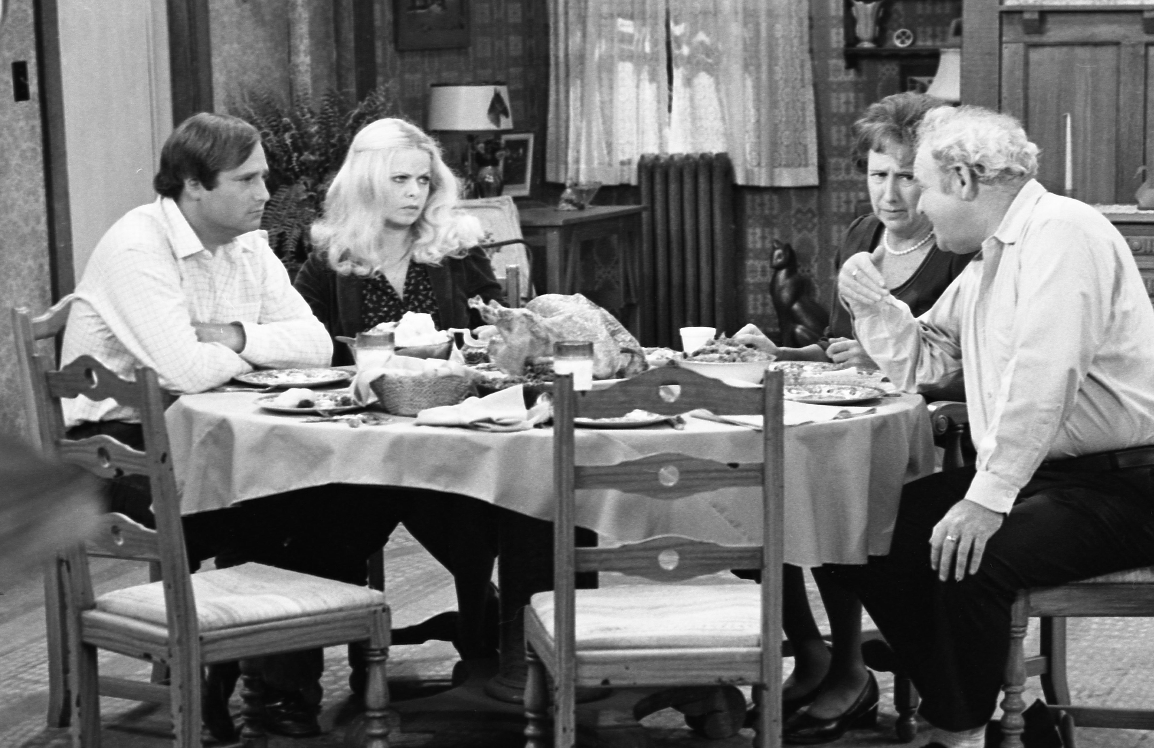Rob Reiner, Sally Struthers, Carroll O'Connor and Jean Stapleton on the set of "All in the Family"  in 1978 | Source: Getty Images