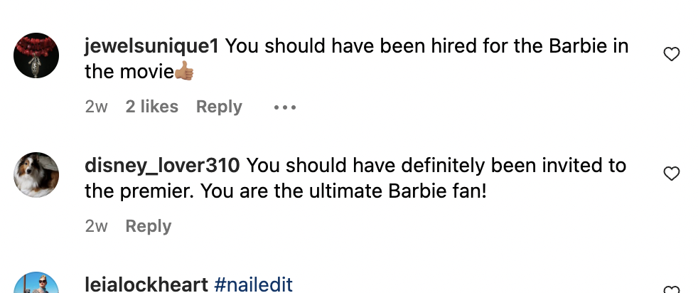 Fan-Kommentare zu Kayla LaVendes Instagram-Foto, auf dem sie und Margot Robbie im gleichen Outfit zu sehen sind, während der Star bei der "Barbie"-Weltpremiere am 10. Juli 2023 über den Teppich läuft | Quelle: Instagram/wls_barbie