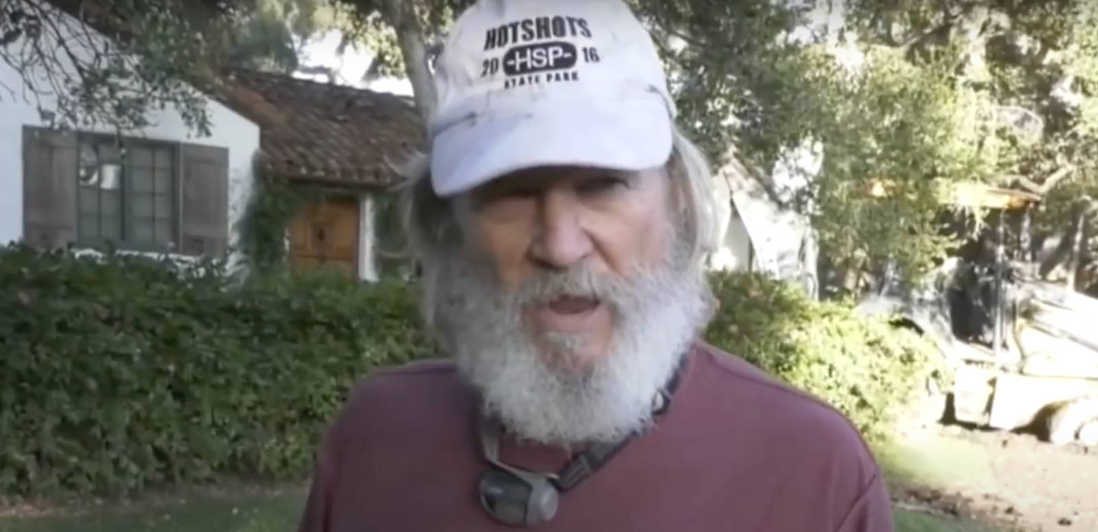 Jeff Bridges outside his home. | Source: YouTube/KCAL News