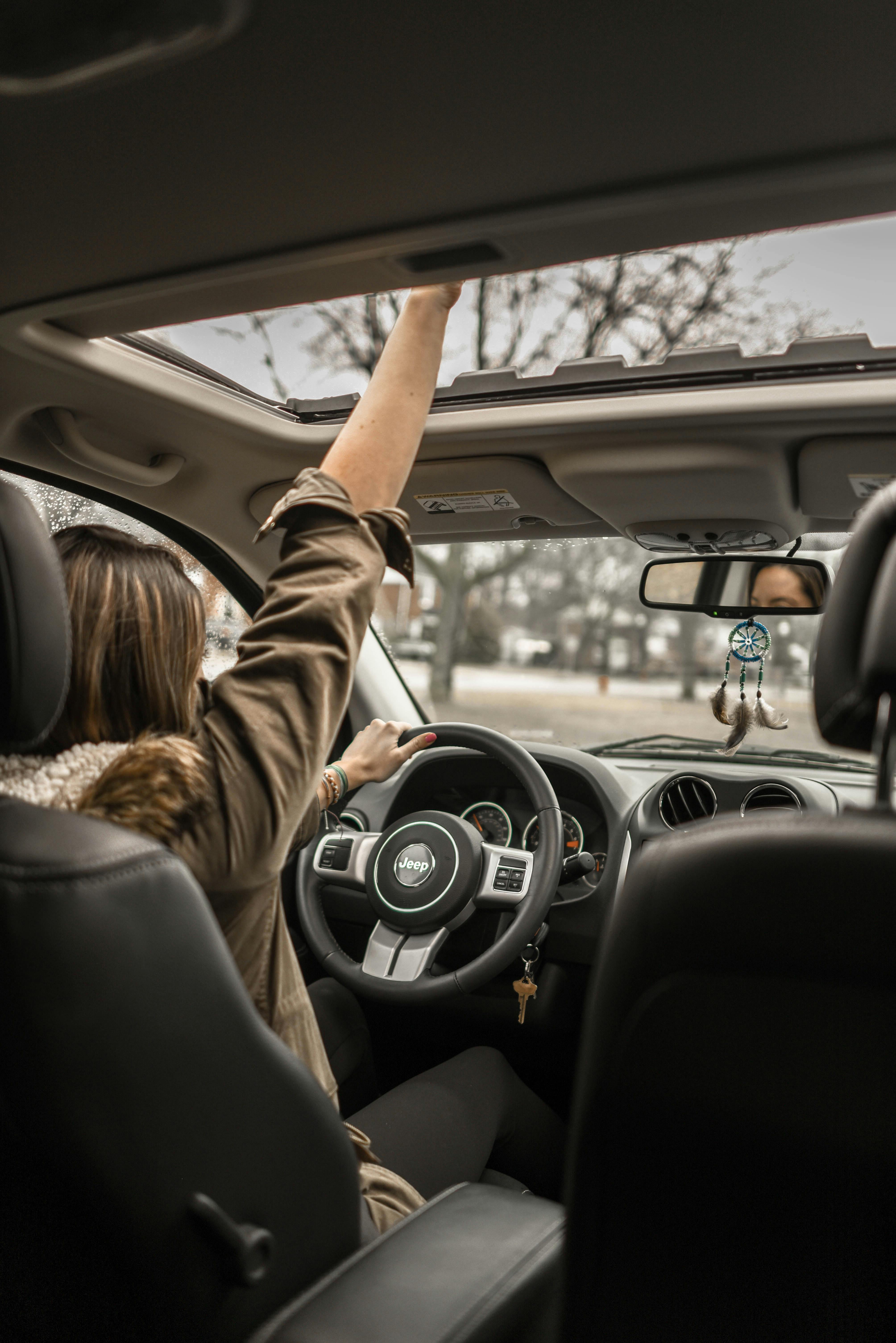 Young woman driving | Source: Pexels