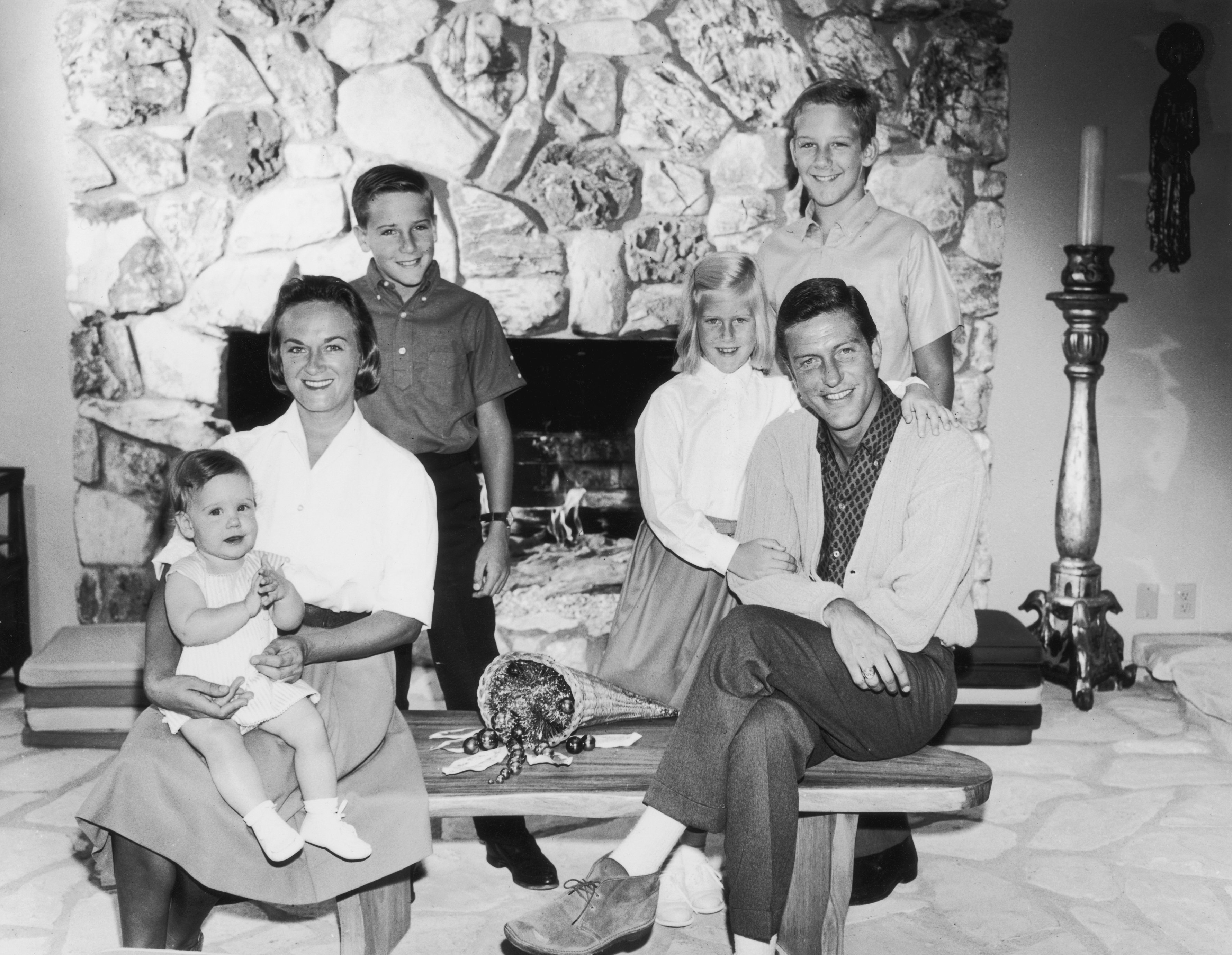 Dick Van Dyke, Margie Willet, Barry Van Dyke, Carrie Van Dyke, Christian Van Dyke, and Stacey Van Dyke, on January 1, 1965, in Las Vegas. | Source: Getty Images