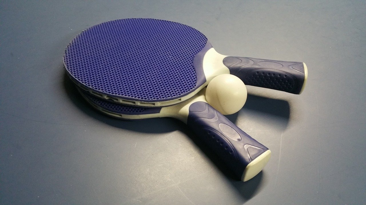 Raquetas y pelota de tenis de mesa. | Foto: Pixabay
