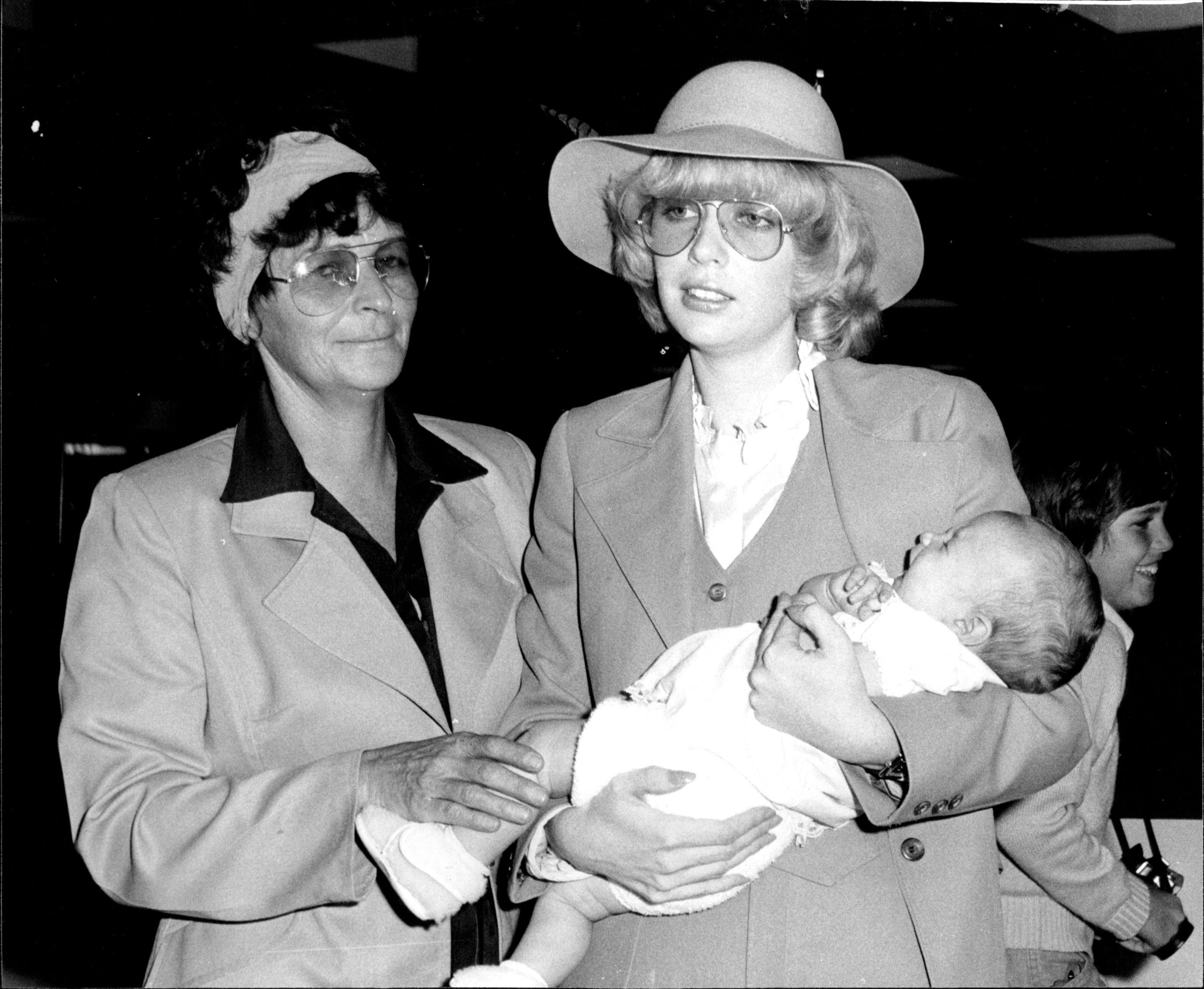 Kim Reeder with her baby girl Peta and her mother, Yvonne Reeder, on March 2, 1978 | Source: Getty Images