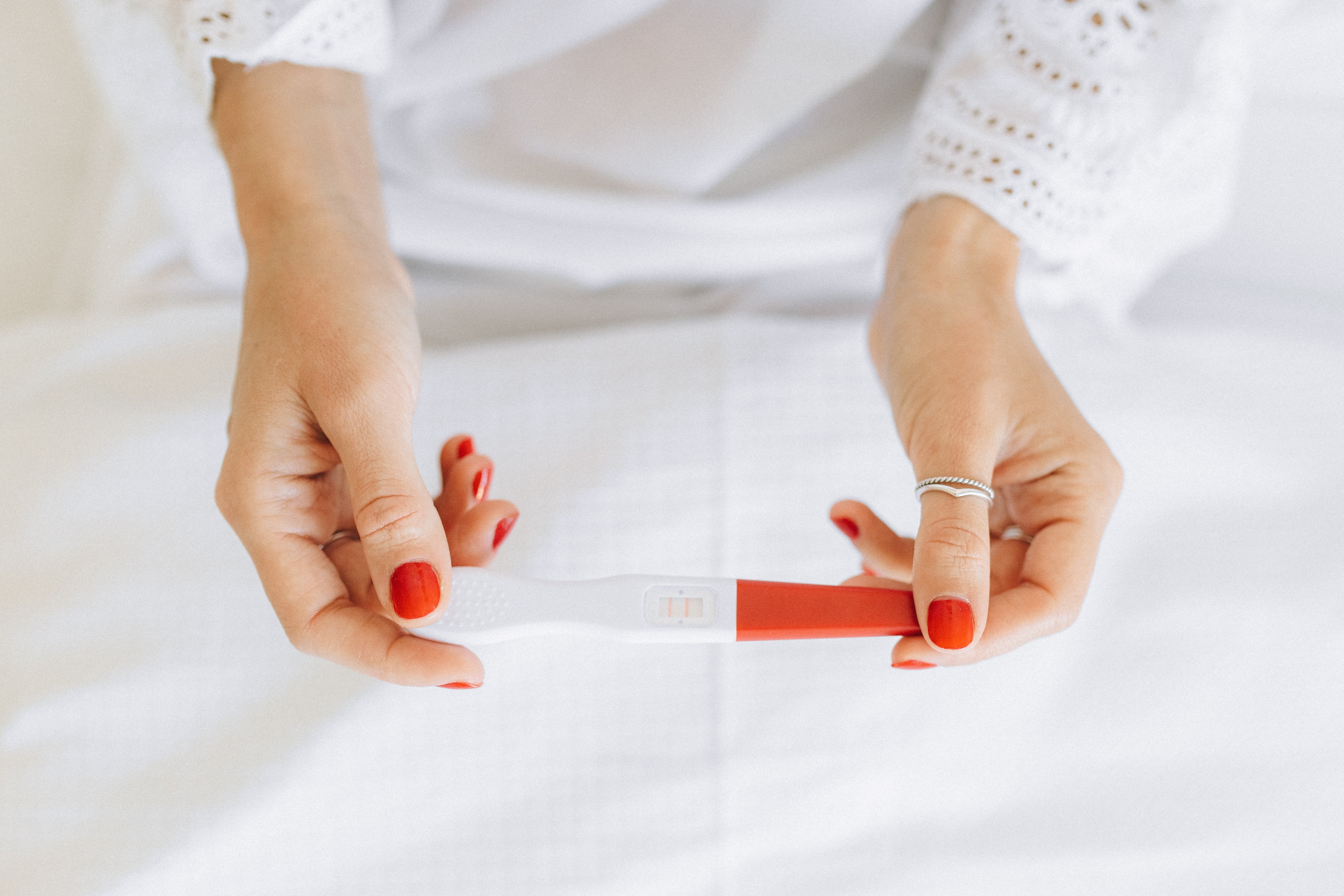 Mujer sosteniendo prueba de embarazo. | Foto: Pexels
