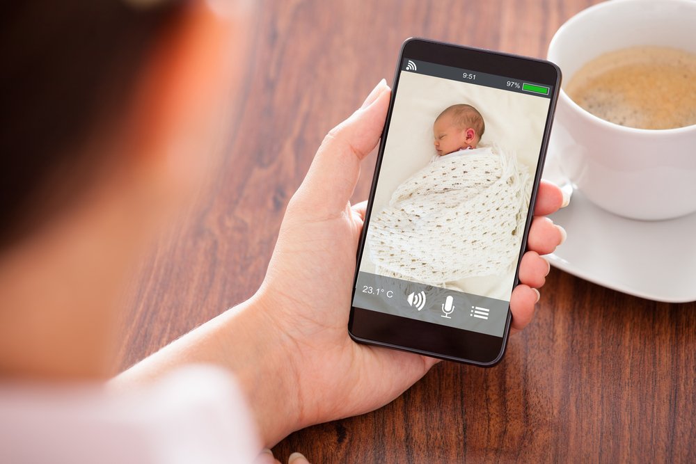 Une mère surveille son bébé via Video Babyphone. | Shutterstock Une mère surveille son bébé via Video Babyphone. | Shutterstock