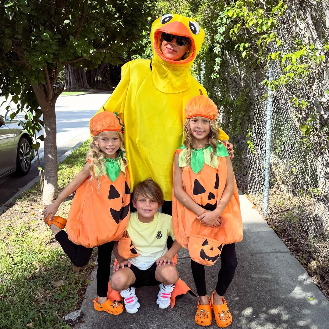 Anna Kournikova and her children from a post dated October 19, 2025. | Source: Instagram/annakournikova