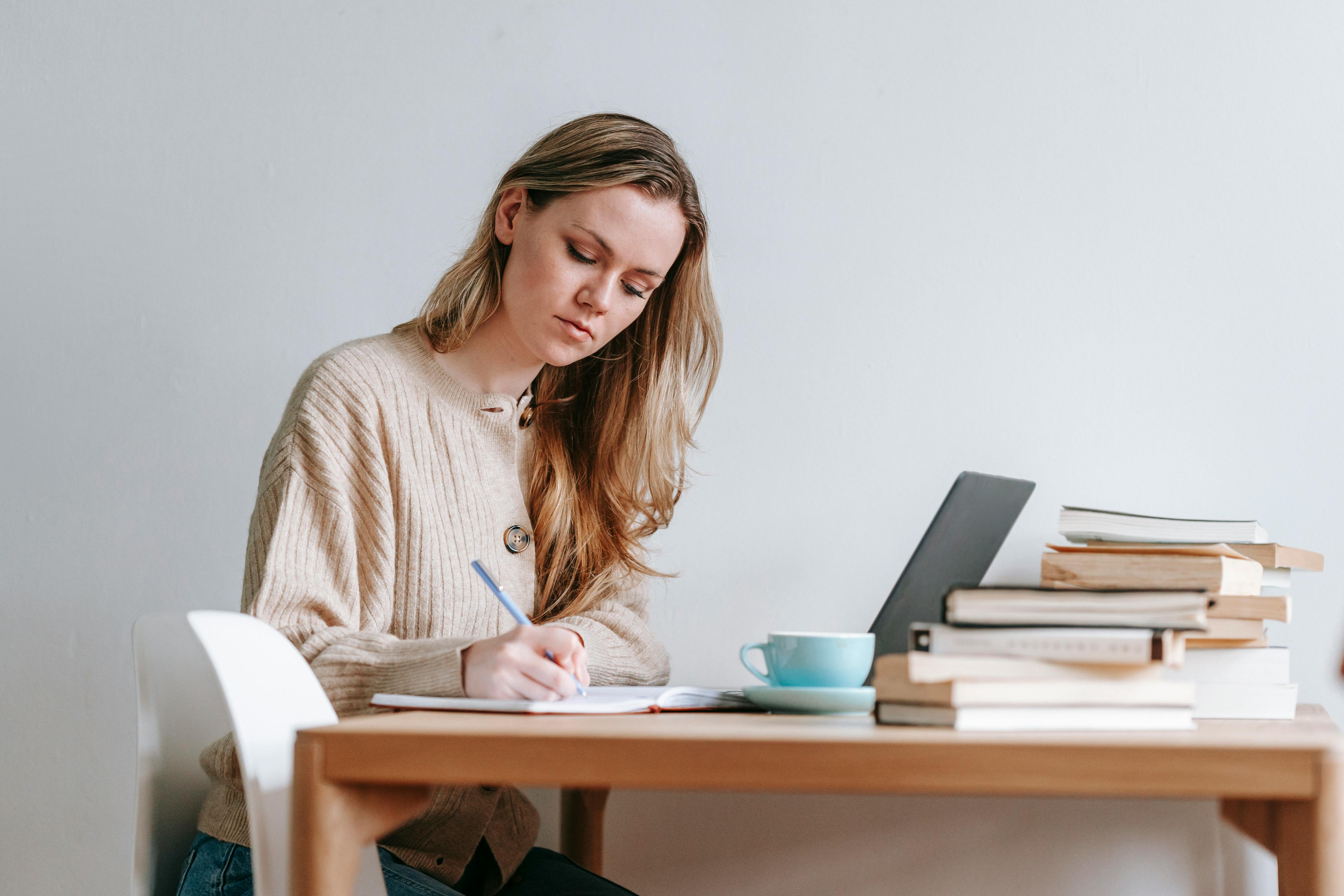 A busy woman writing her to-do list down | Source: Pexels
