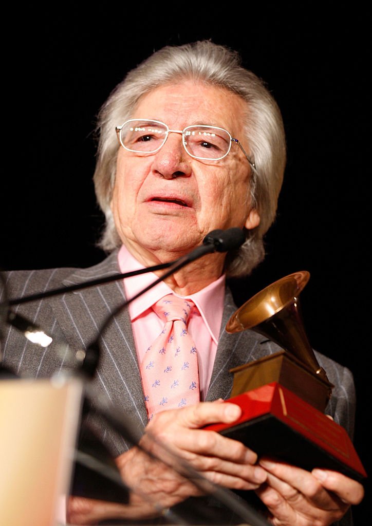 El músico Manuel Alejandro habla en el escenario de la 12a Entrega Anual del Latin Grammy. | Foto: Getty Images.