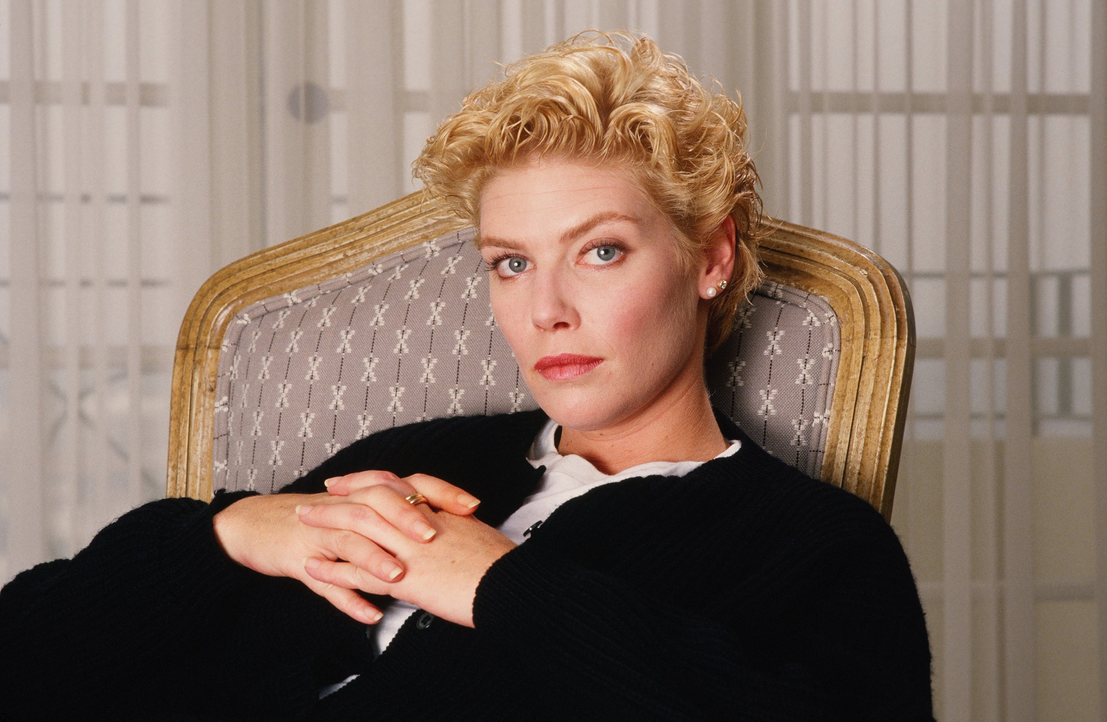 Kelly McGillis poses during a portrait photo session in 1988 in Beverly Hills, California | Source: Getty Images