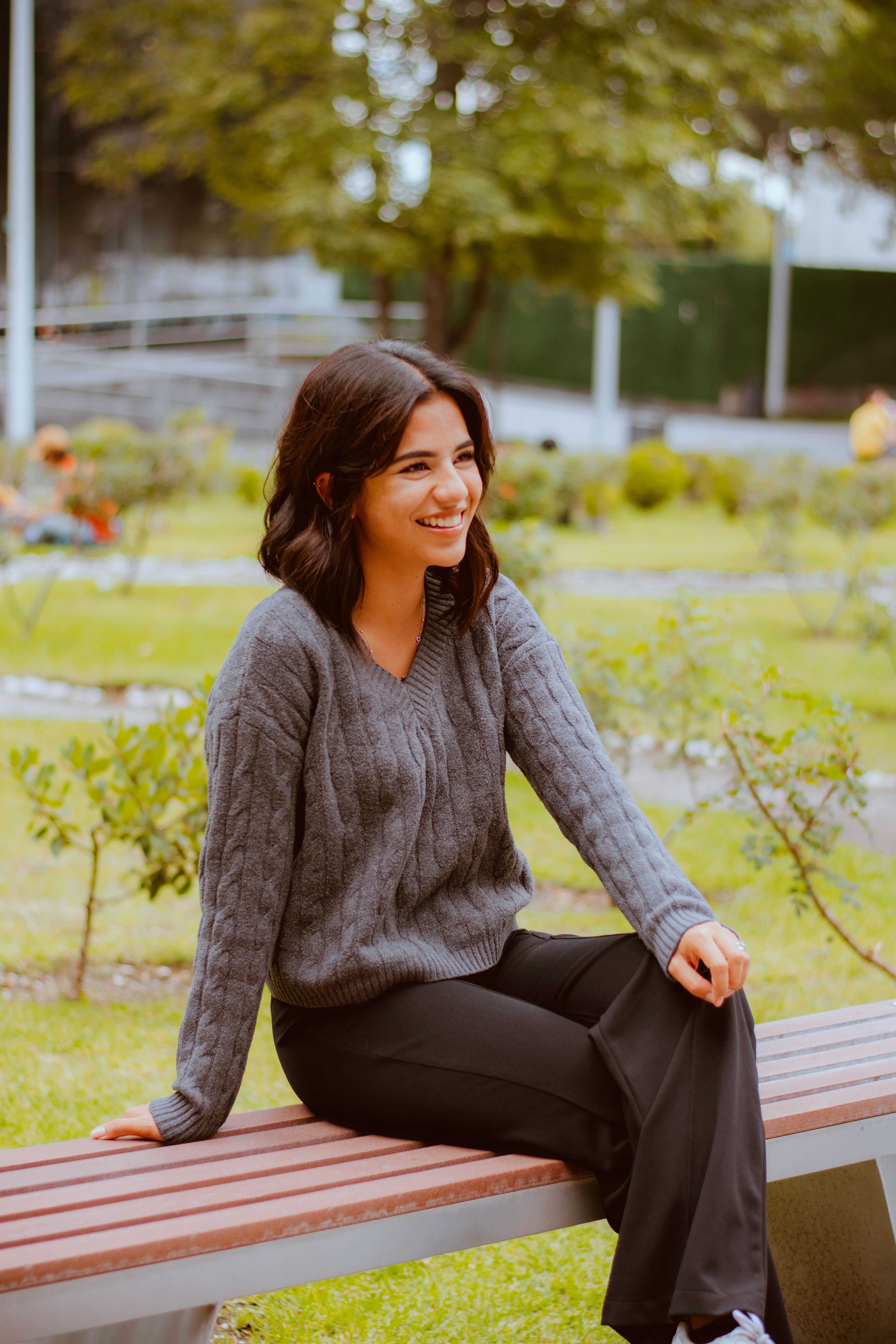 Woman wearing a sweater with lightweight pants | Source: Pexels