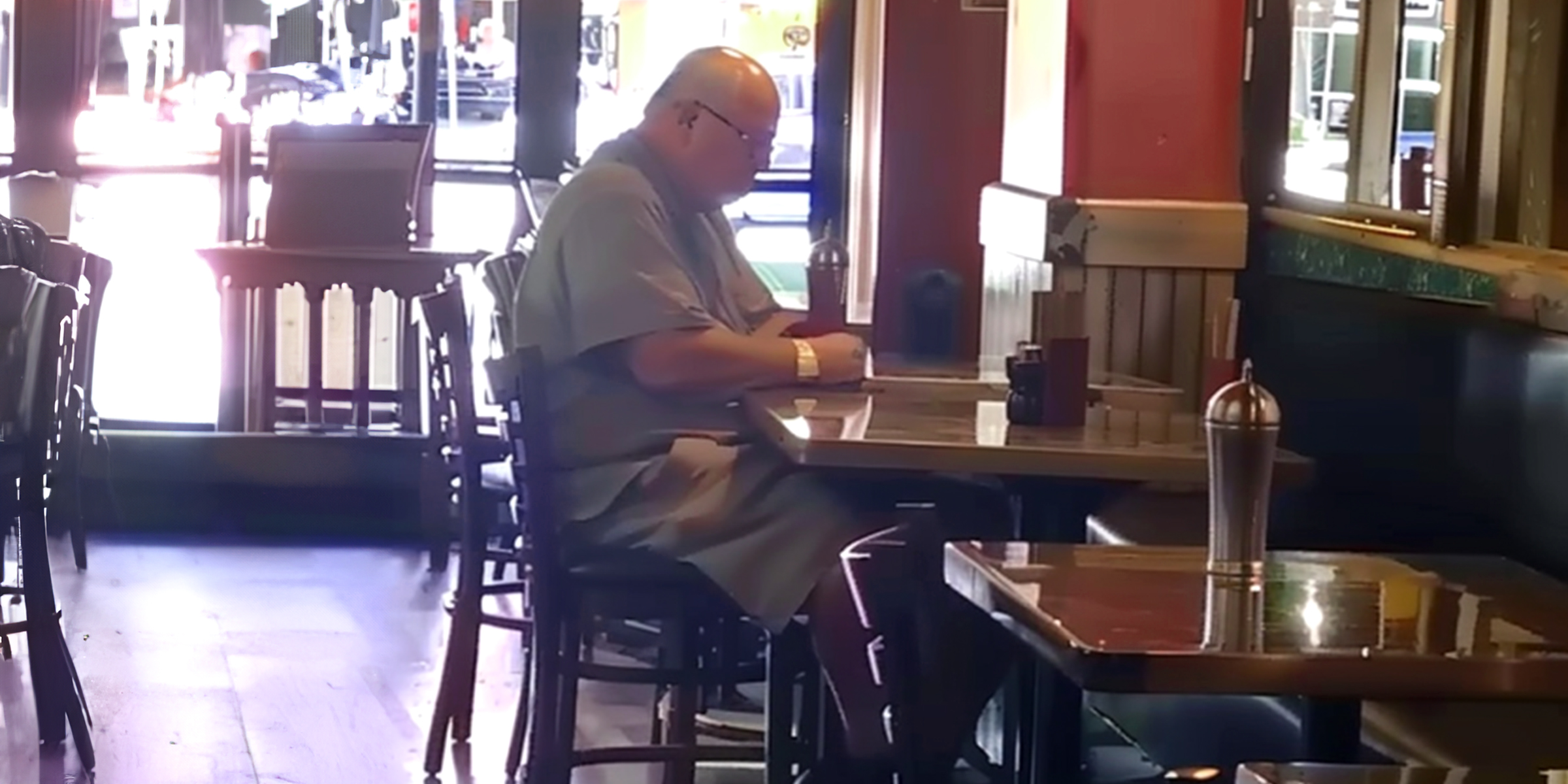 A man sitting at a restaurant table | Source: AmoMama