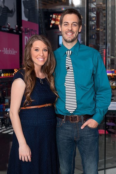 Jill Duggar Dillard and husband Derick Dillard visit "Extra" at H&M in Times Square on October 23, 2014 | Photo: Getty Images