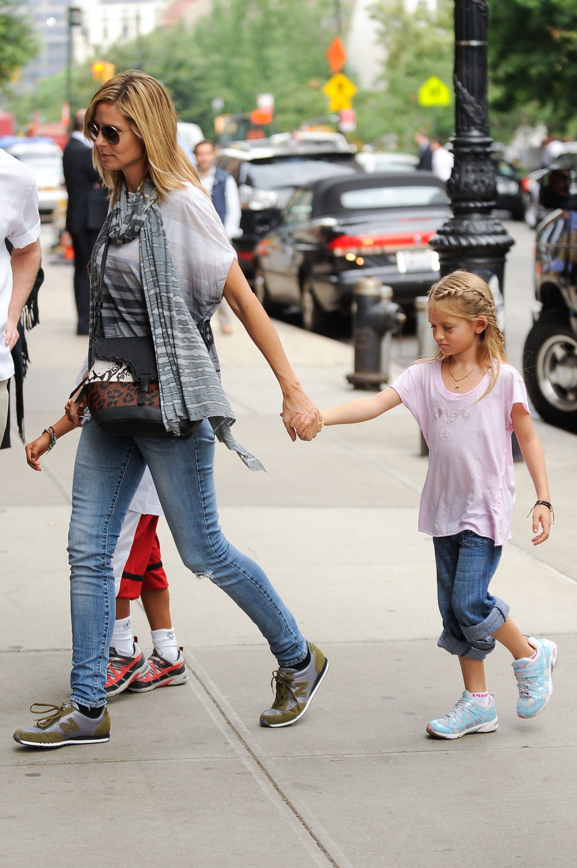 Heidi Klum and daughter Leni Samuel enter a Tribeca hotel on June 17, 2011, in New York City | Photo: Ray Tamarra/Getty Images
