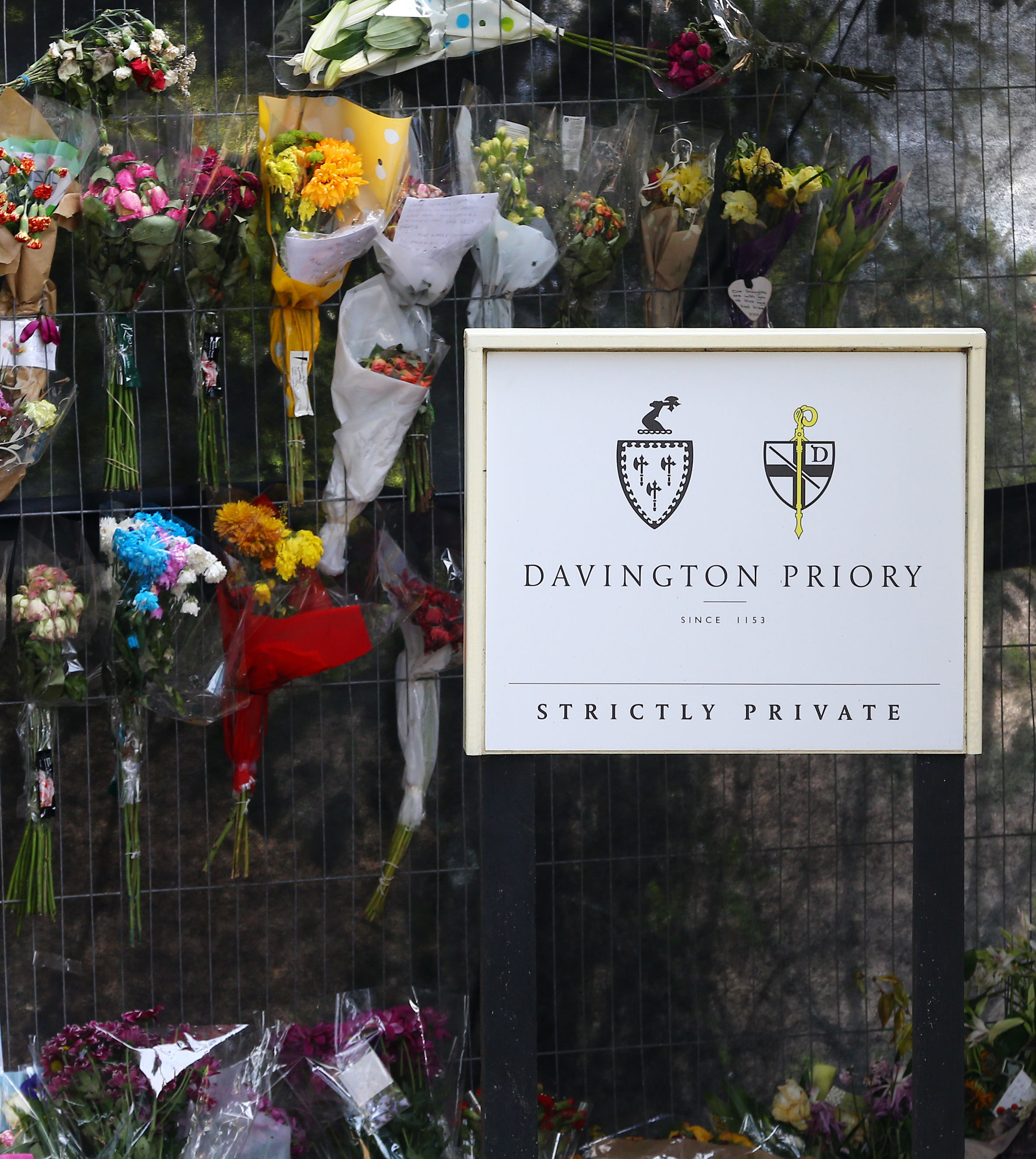 Floral tributes on the gates outside Bob Geldof's home ahead of the funeral of his daughter, Peaches Geldof, at St Mary Magdalene and St Lawrence Church in England, 2014. | Source: Getty Images