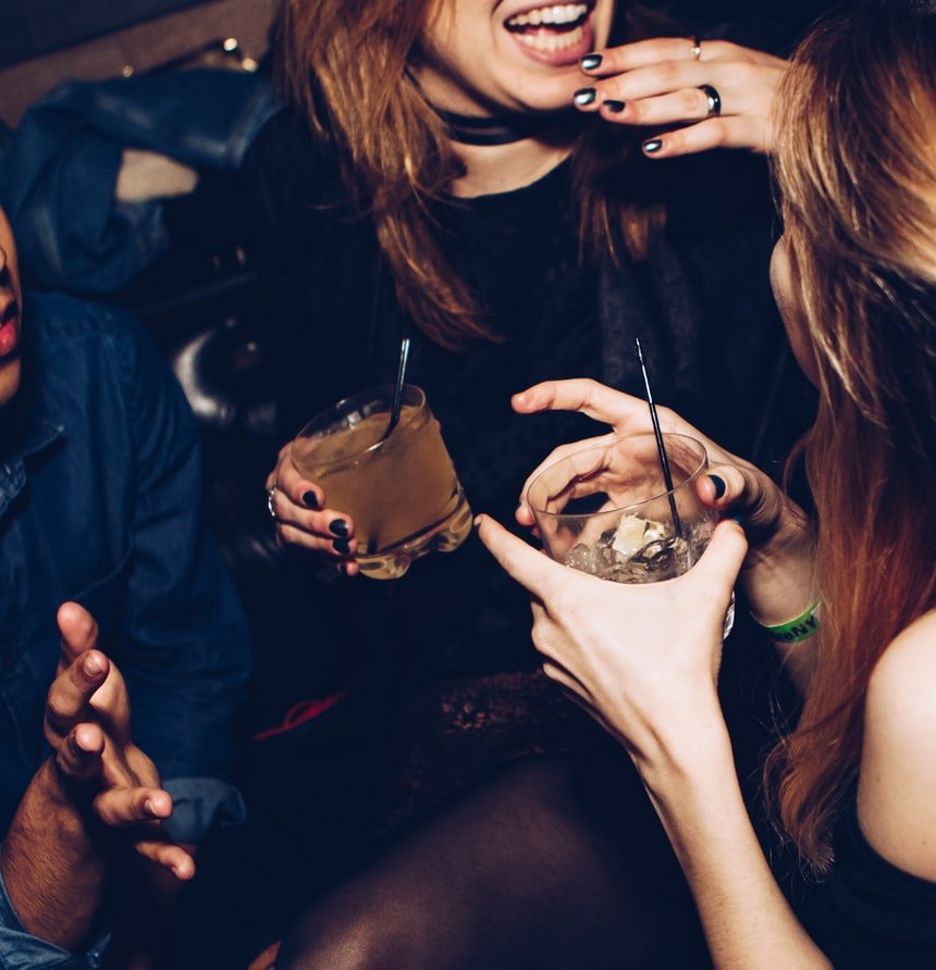 Una chica muy joven se divierte bebiendo con sus amigas. | Foto: Unsplash