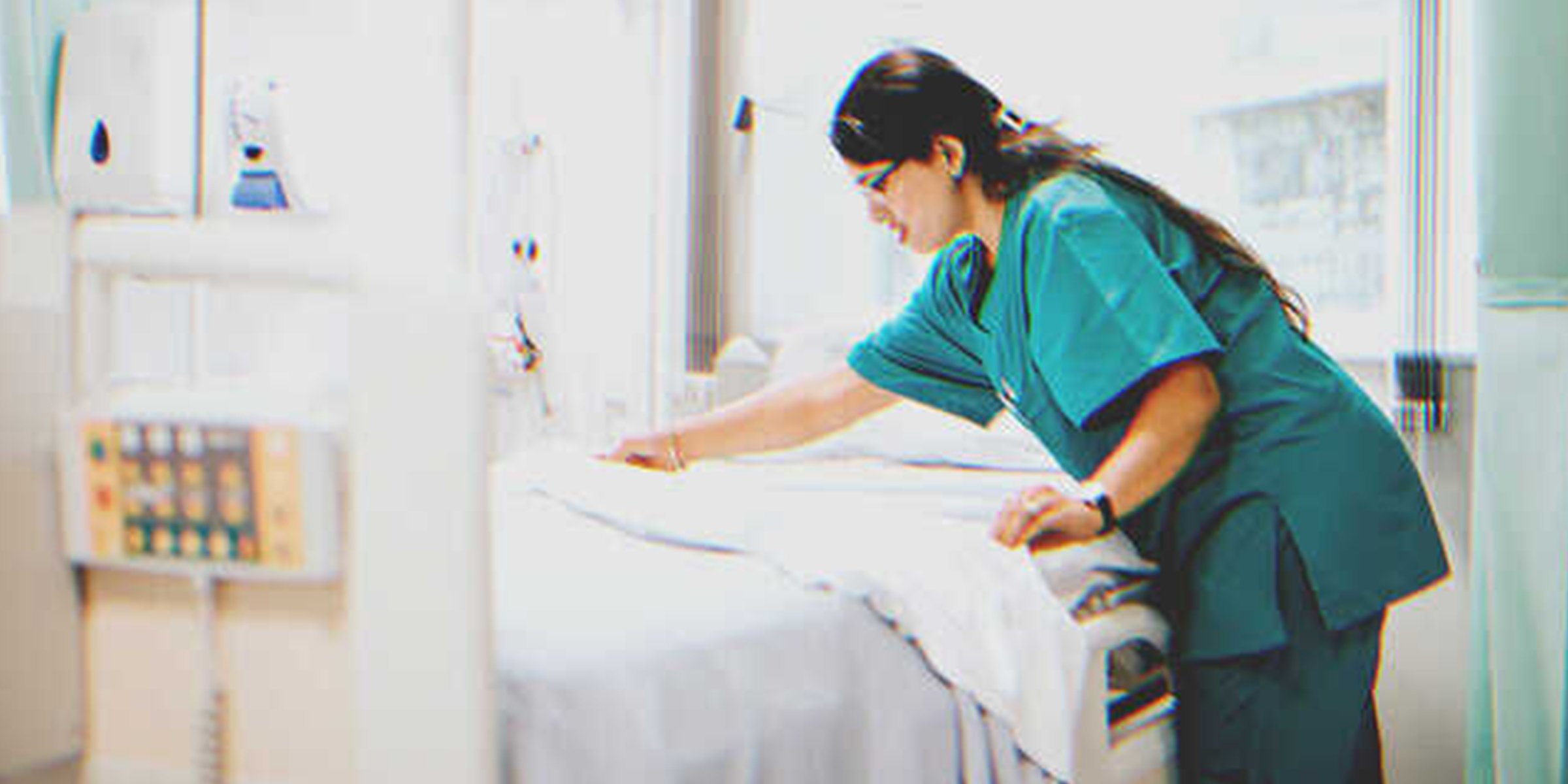 Une infirmière fait un lit | Shutterstock