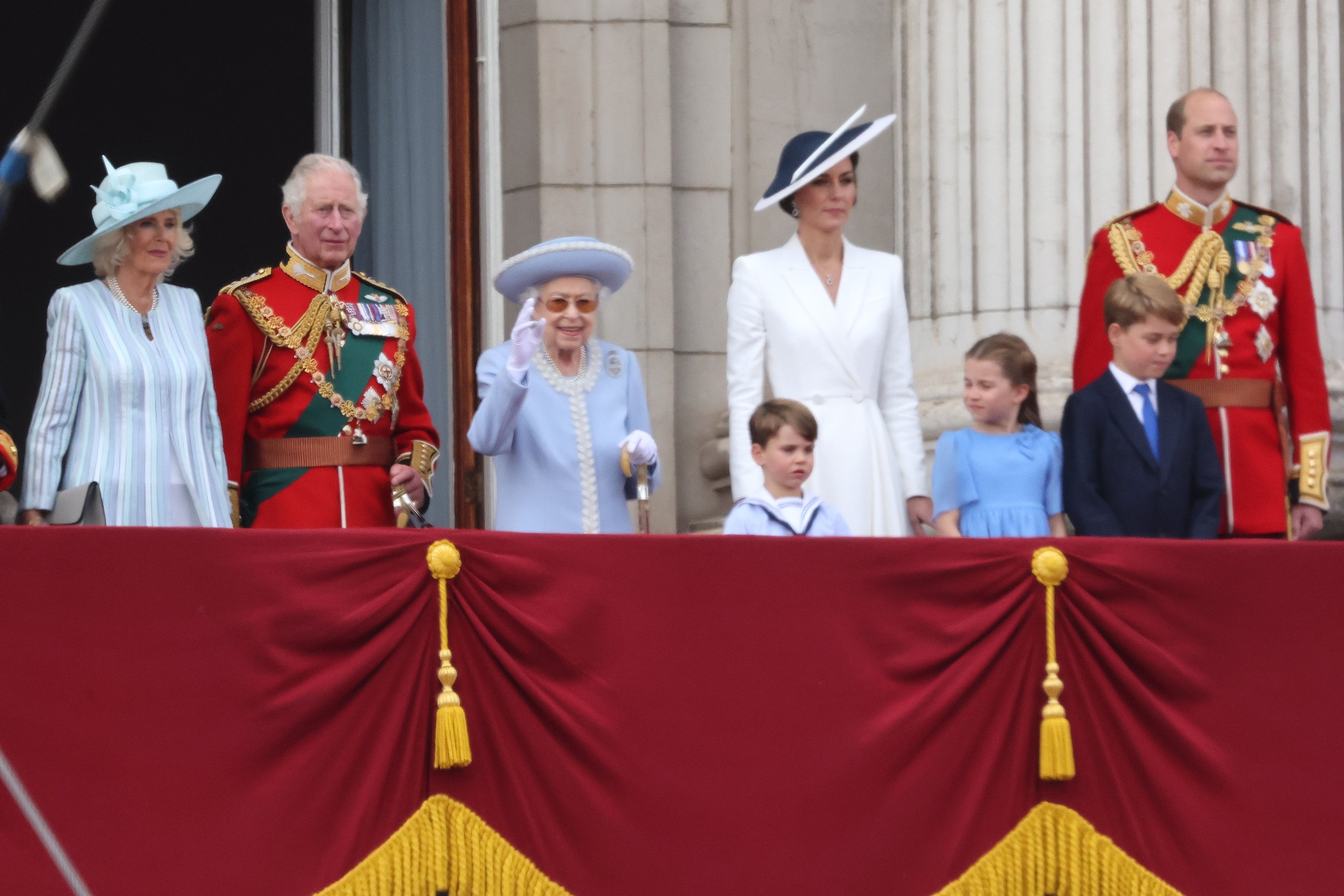 Königingemahlin Camilla, König Charles III., Königin Elizabeth II., Prinz William, Kate Middleton mit ihren Kindern George, Charlotte und Louis im Buckingham Palace im Jahr 2022. | Quelle: Getty Images 