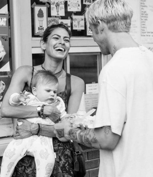 Ryan Gosling and Eva Mendes with their child | Source: Instagram.com/Evamendes