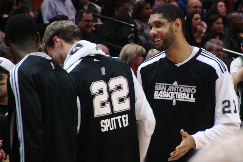 Tim Duncan a bordo campo con il compagno di squadra dei San Antonio Spurs DuncanTiago Splitter nel 2010! | Foto: Wikimedia