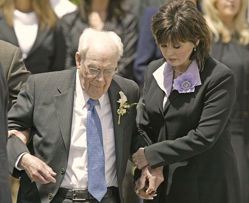 Marie Osmond and her father George Osmond at the funeral of Olive Osmond on May 15, 2004 in Provo, Utah | Photo: Getty Images 