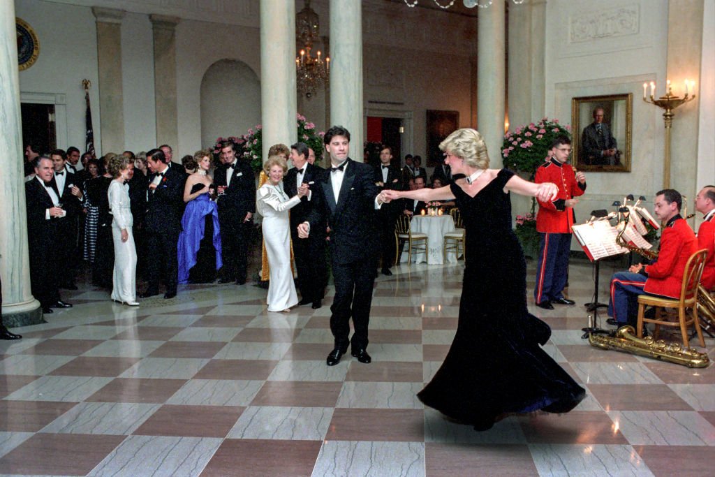 Princess Diana dances with John Travolta in Cross Hall at the White House during an official dinner on November 9, 1985 | Photo: Getty Images