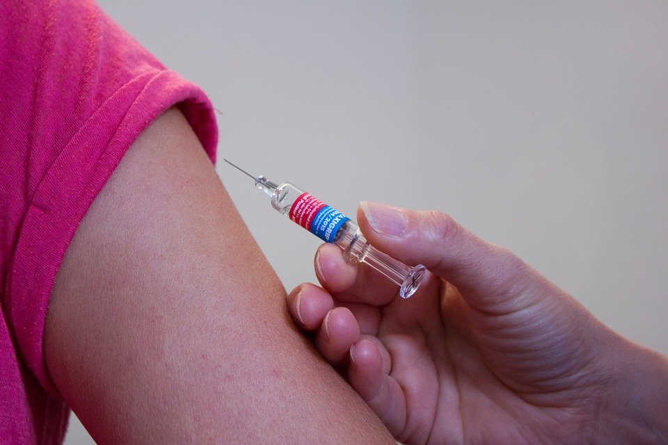 Persona recibe una vacuna en su brazo. | Foto: Pixabay