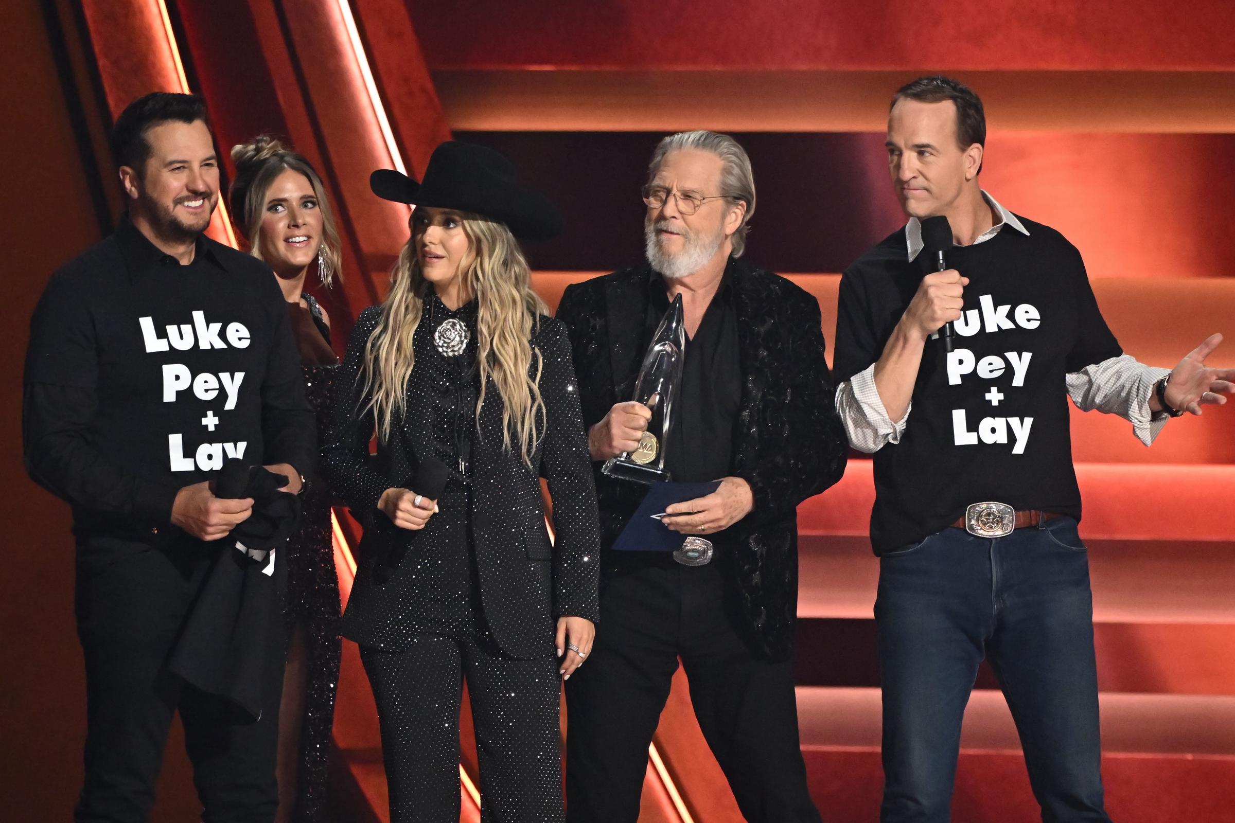 Luke Bryan, Lainey Wilson, Jeff Bridges, and Peyton Manning on November 20, 2024, in Nashville, Tennessee | Source: Getty Images