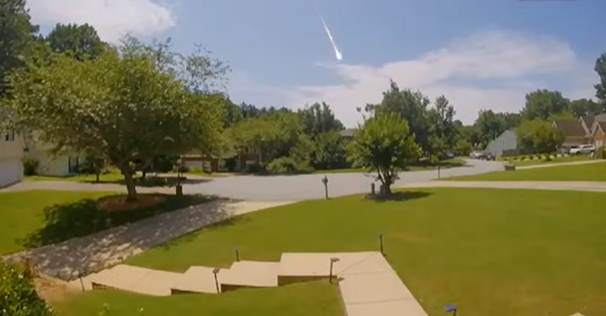 Doorbell footage from Johns Creek shows a fireball streaking through the sky, uploaded on June 27, 2025 | Source: YouTube/@11Alive