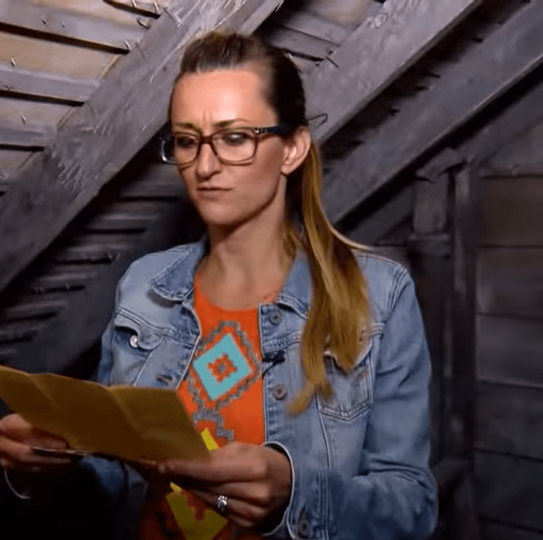 Melissa Fahy reading the letter. │ Source: youtube.com/Inside Edition