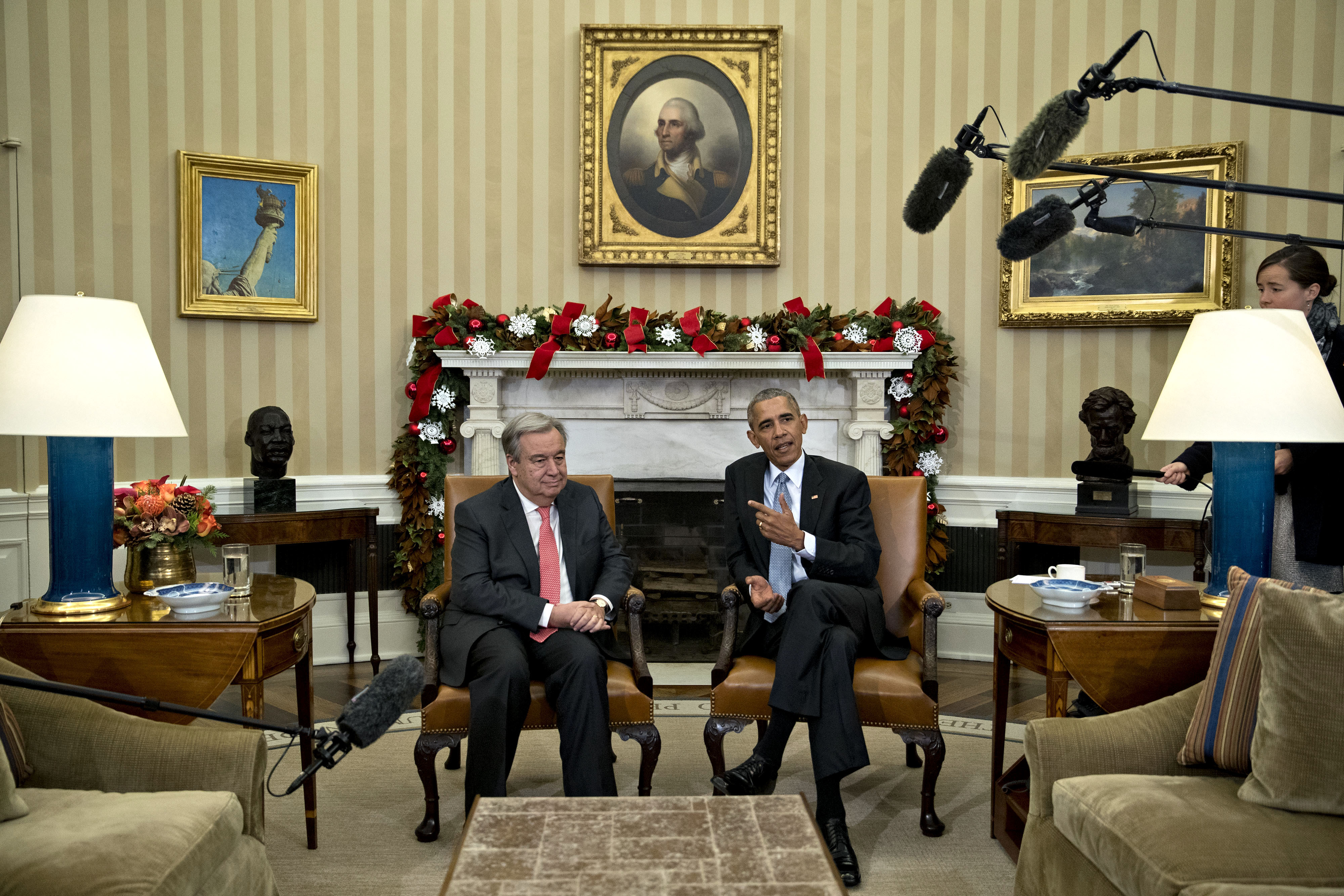 On December 2, 2016, holiday garlands, striped wallpaper, and historic busts frame the Oval Office as Barack Obama meets with UN secretary-general-designate António Guterres.