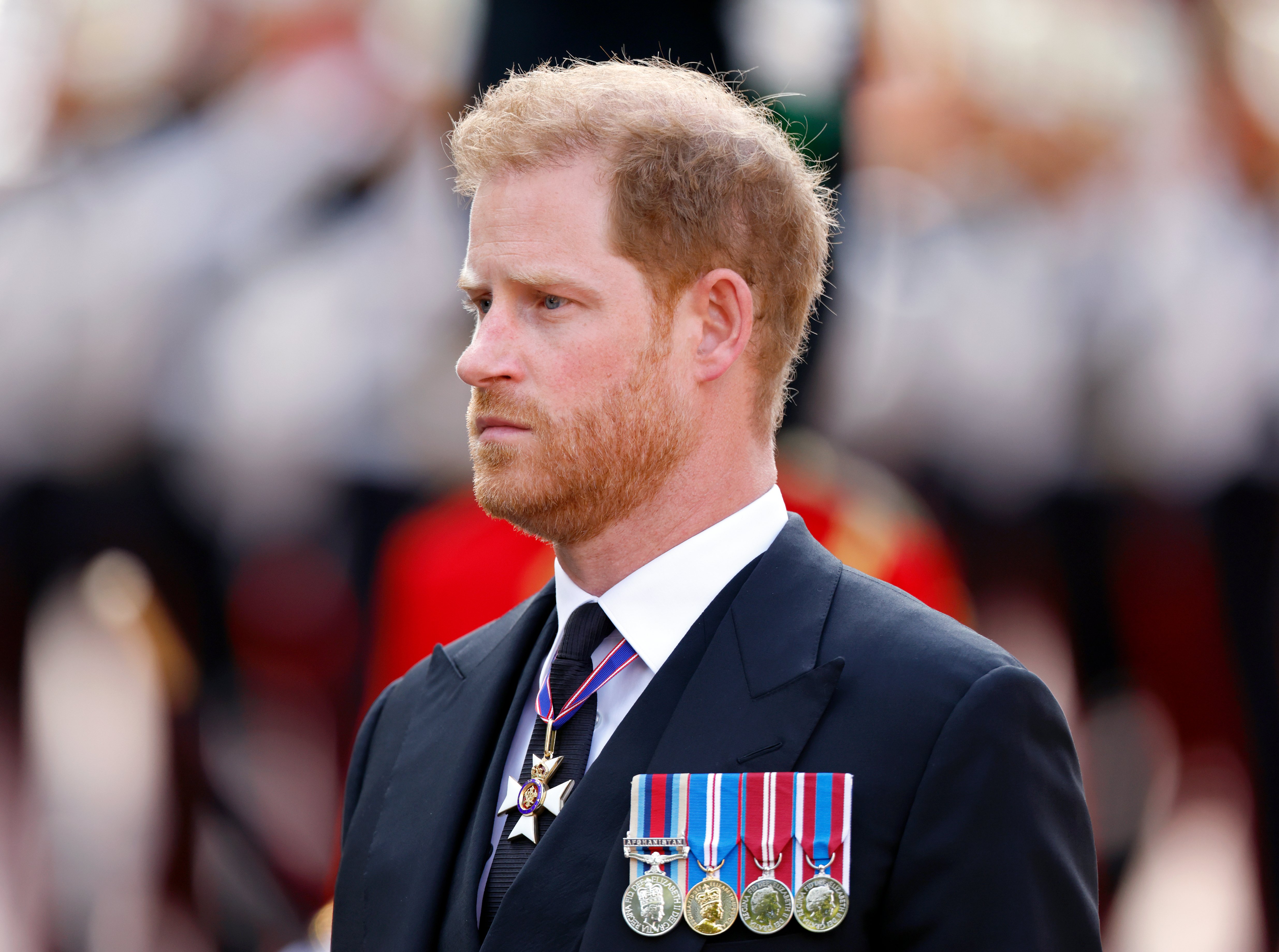 El príncipe Harry, duque de Sussex, camina detrás del ataúd de la reina Elizabeth II mientras es transportado en un carruaje de armas desde el Palacio de Buckingham hasta el Palacio de Westminster antes de su presentación el 14 de septiembre de 2022 en Londres, Reino Unido. | Foto: Getty Images