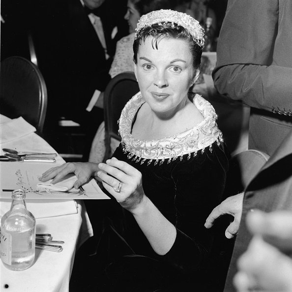 Judy Garland at the premiere of the film "A Star Is Born," directed by George Cukor, 1954 | Photo: Getty Images