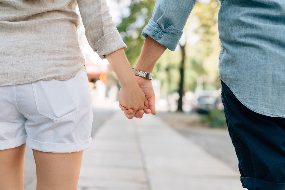 Pareja tomada de manos / Imagen tomada de: Pixabay Pareja tomada de manos / Imagen tomada de: Pixabay
