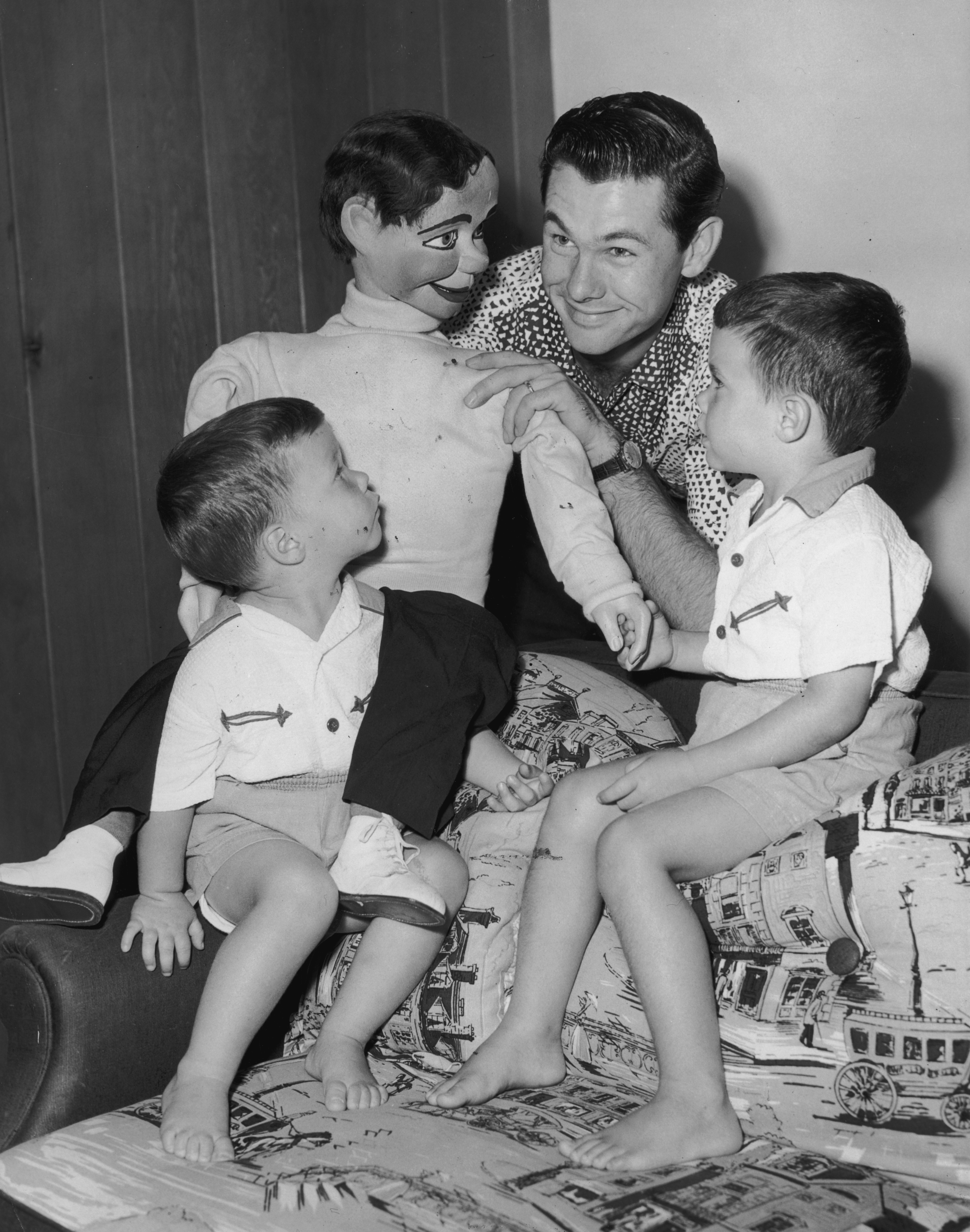 Johnny Carson with his sons at an undisclosed location on January 1, 1955. | Source: Getty Images