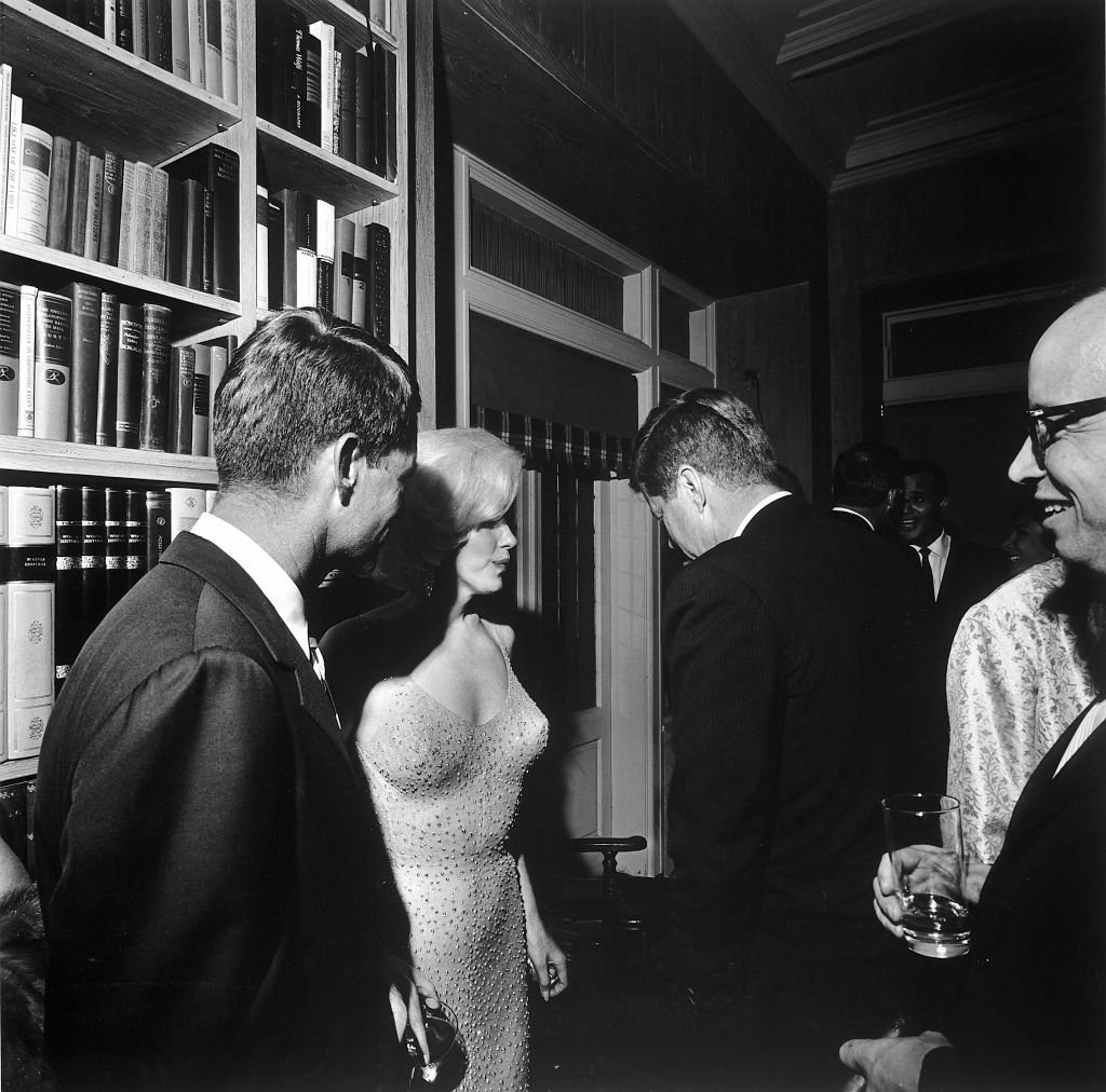 Während einer Party im Haus des Filmmanagers Arthur Krim steht die amerikanische Schauspielerin Marilyn Monroe zwischen Robert Kennedy (links) und John F. Kennedy, New York, 19. Mai 1962. (Foto von Cecil Stoughton / The LIFE Images Collection ) I Quelle: Getty Images