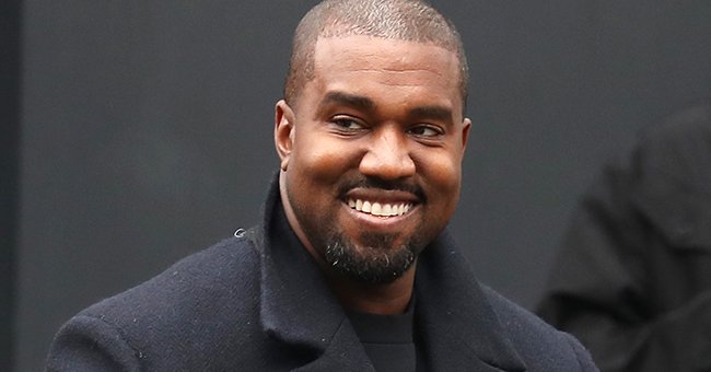 Kanye West leaving a restaurant in London, smiling at the paparazzi, 2020 | Photo: Getty Images 