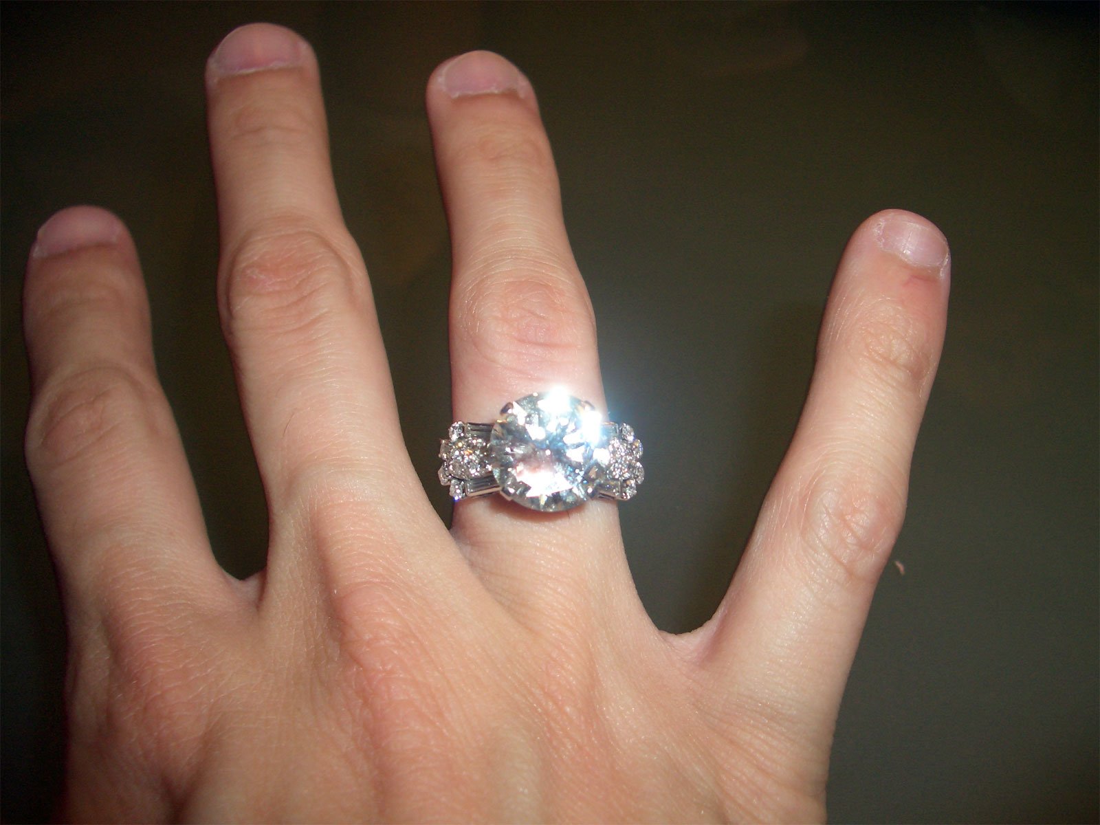 A large diamond ring. | Source: Flickr/Jonathan Khoo
