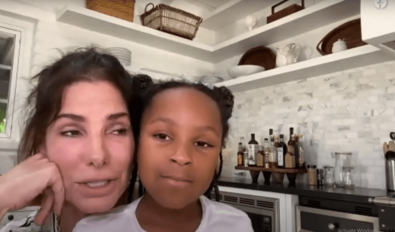 Sandra Bullock y su hija Laila en "Red Table Talk" en 2020. | Foto: Youtube.com/Entertainment Tonight