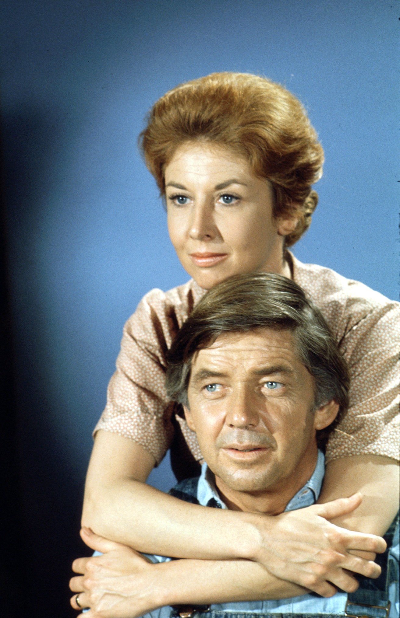 Actress Michael Learned (as Olivia Walton) and actor Ralph Waite (as John Walton) in "The Waltons" on January 1, 1974 ┃Source: Getty Images