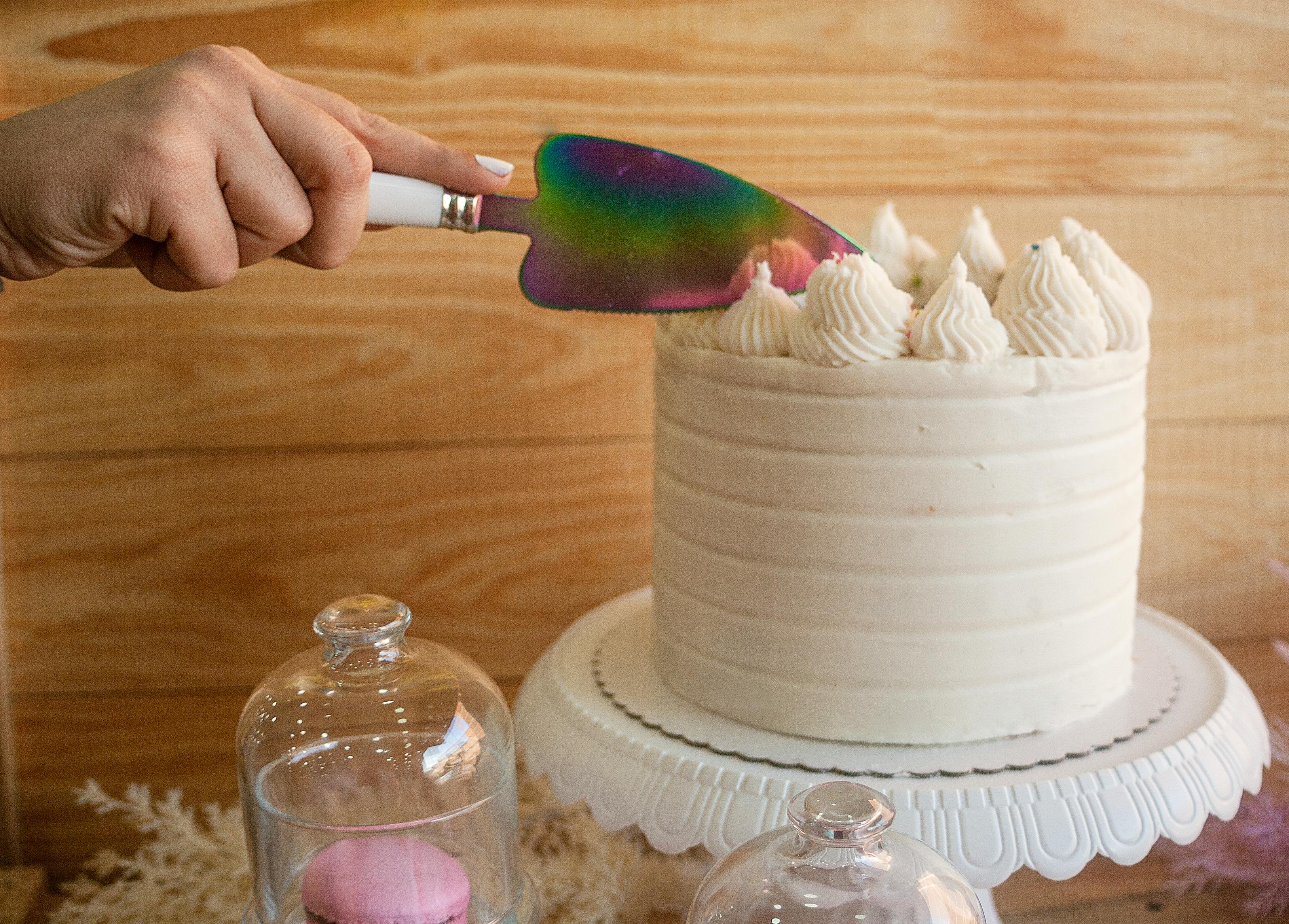 A woman cutting a cake | Source: Pexels
